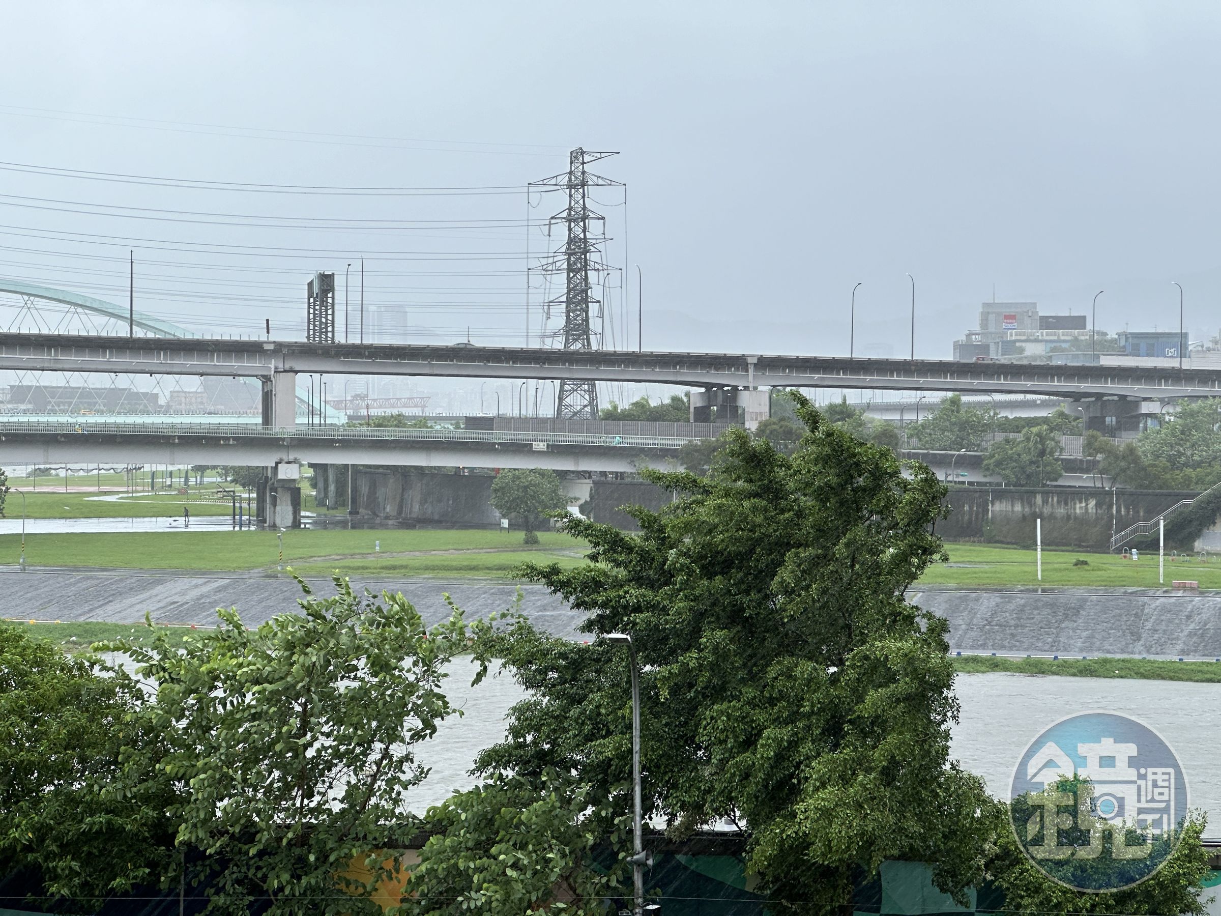 凱米颱風轉為強颱，明日已有多個縣市預估風量雨量達到停班停課標準。