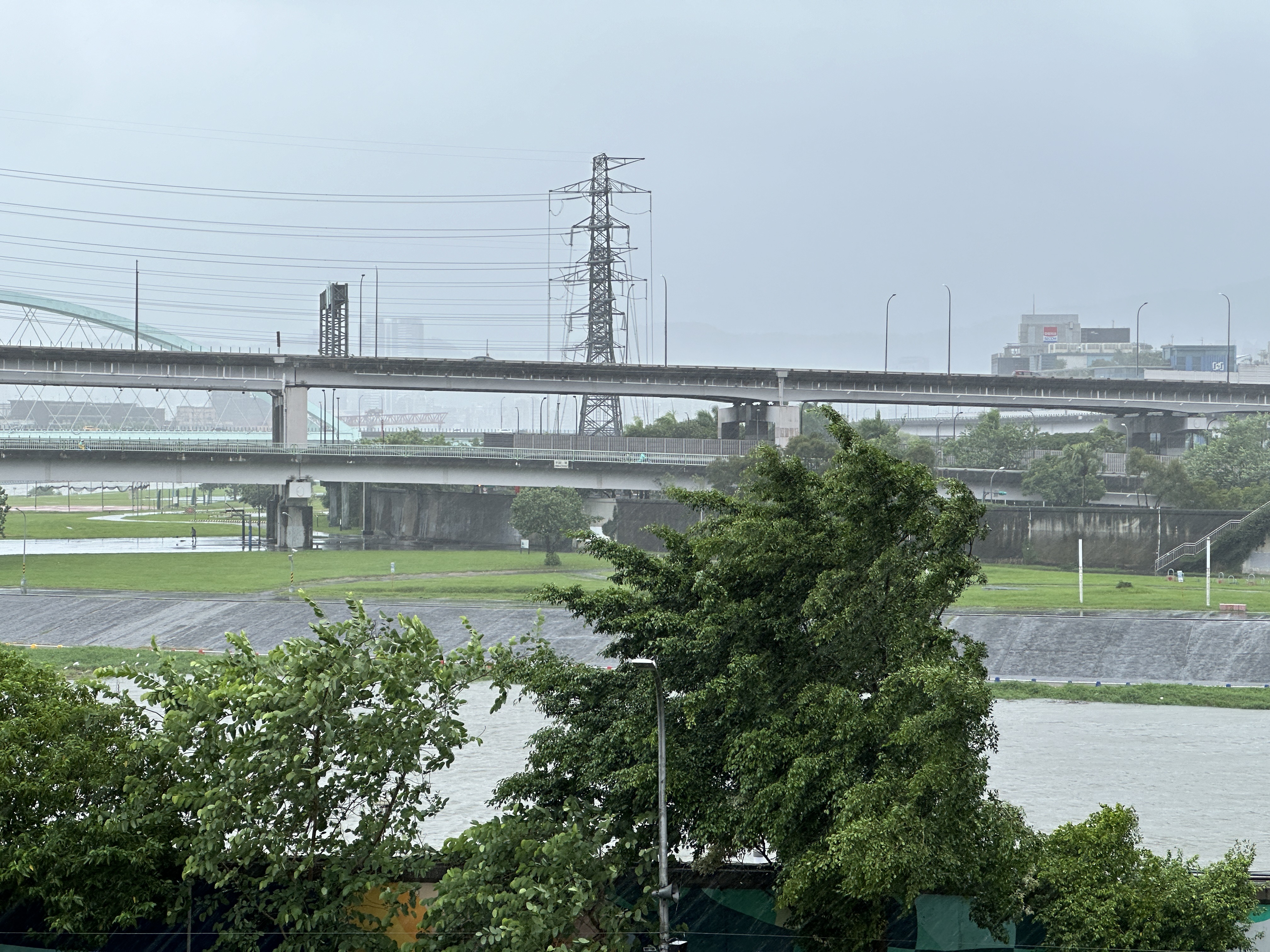 凱米颱風轉為強颱，明日已有多個縣市預估風量雨量達到停班停課標準。