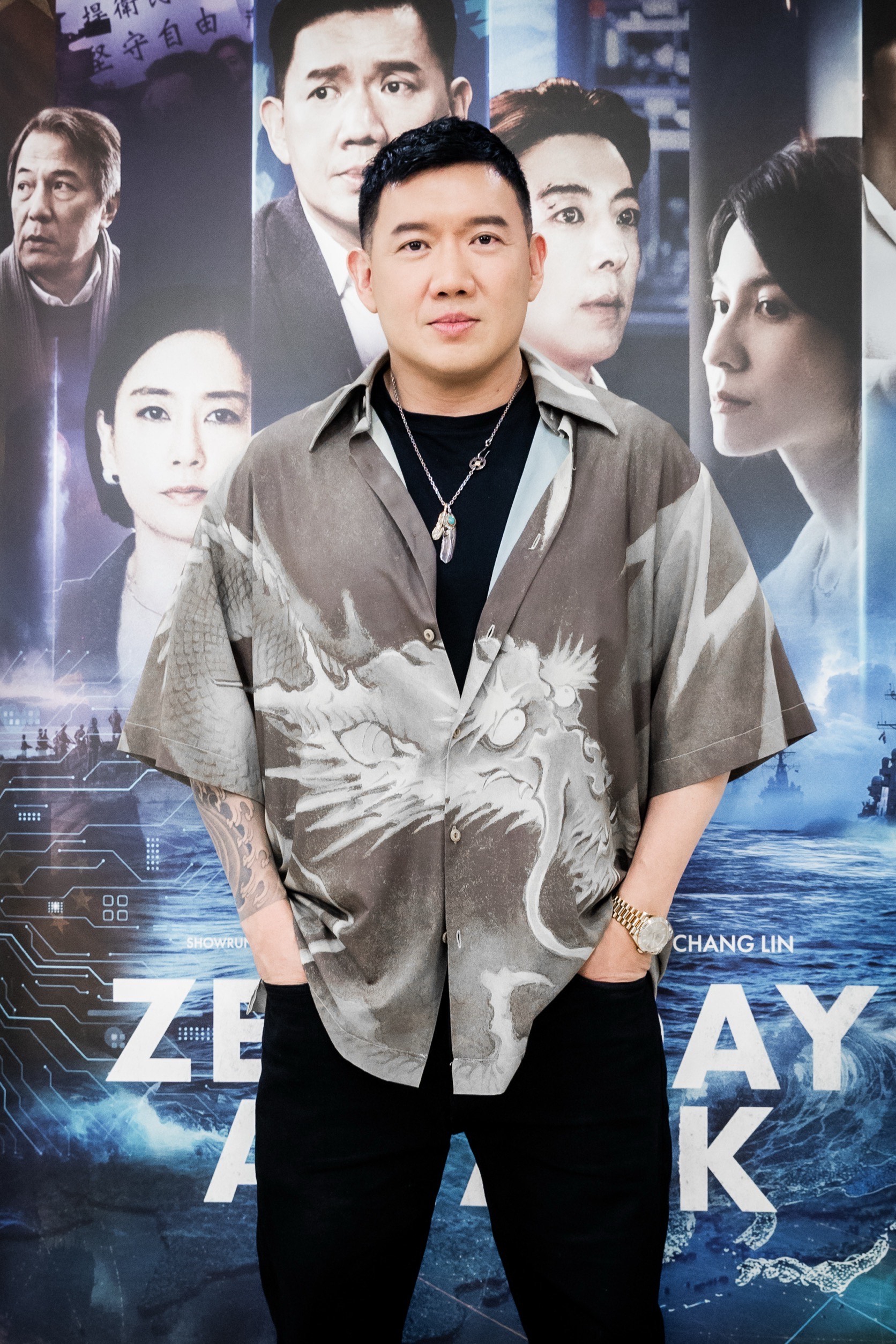 《零日攻擊》中杜汶澤飾演惡意滲透台灣的名人。（牽猴子提供）