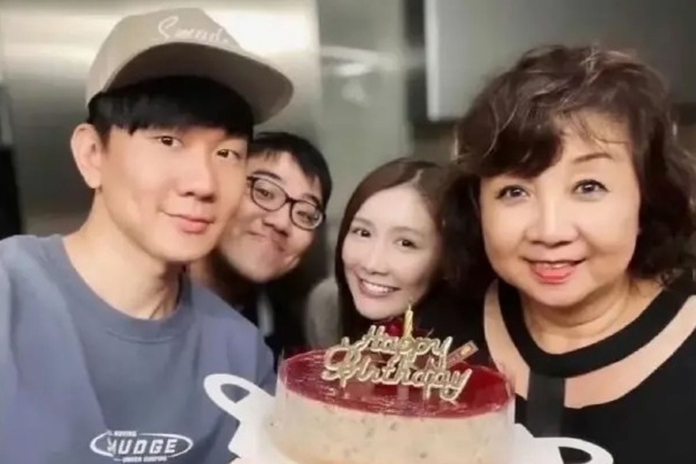 近日微博瘋傳林俊傑與疑似其前女友的合影。(翻攝自微博)