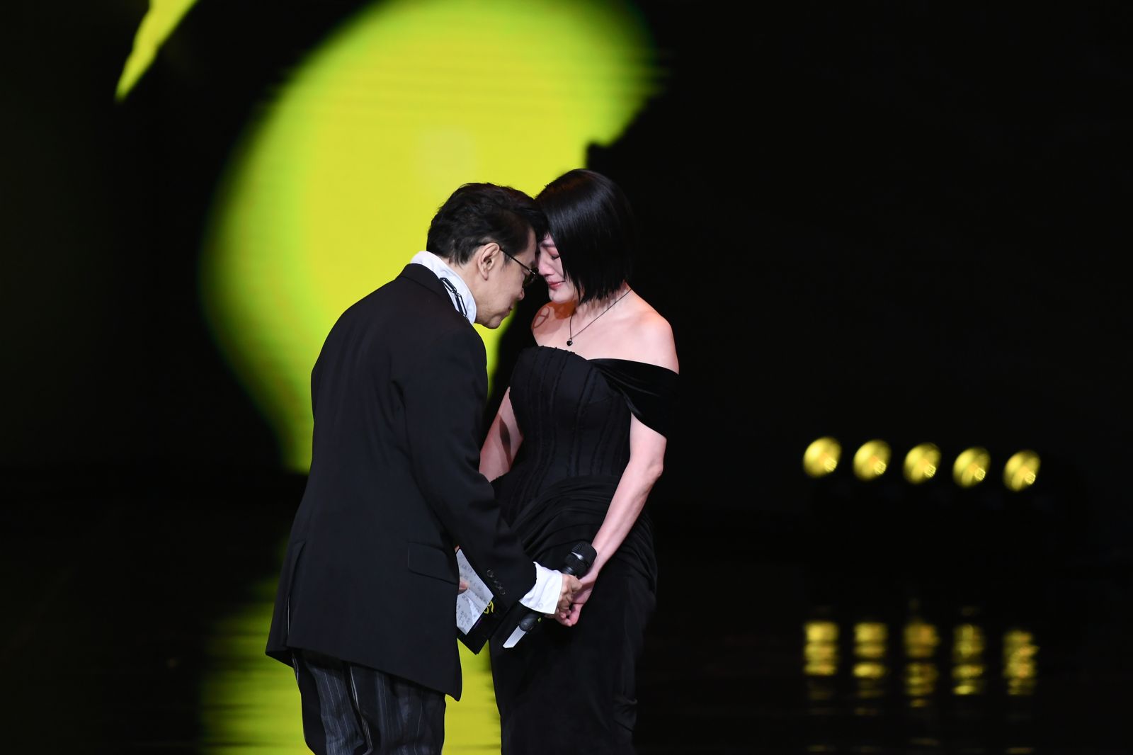 蔡康永才介紹小S出場，她便忍不住落淚。（三立提供）