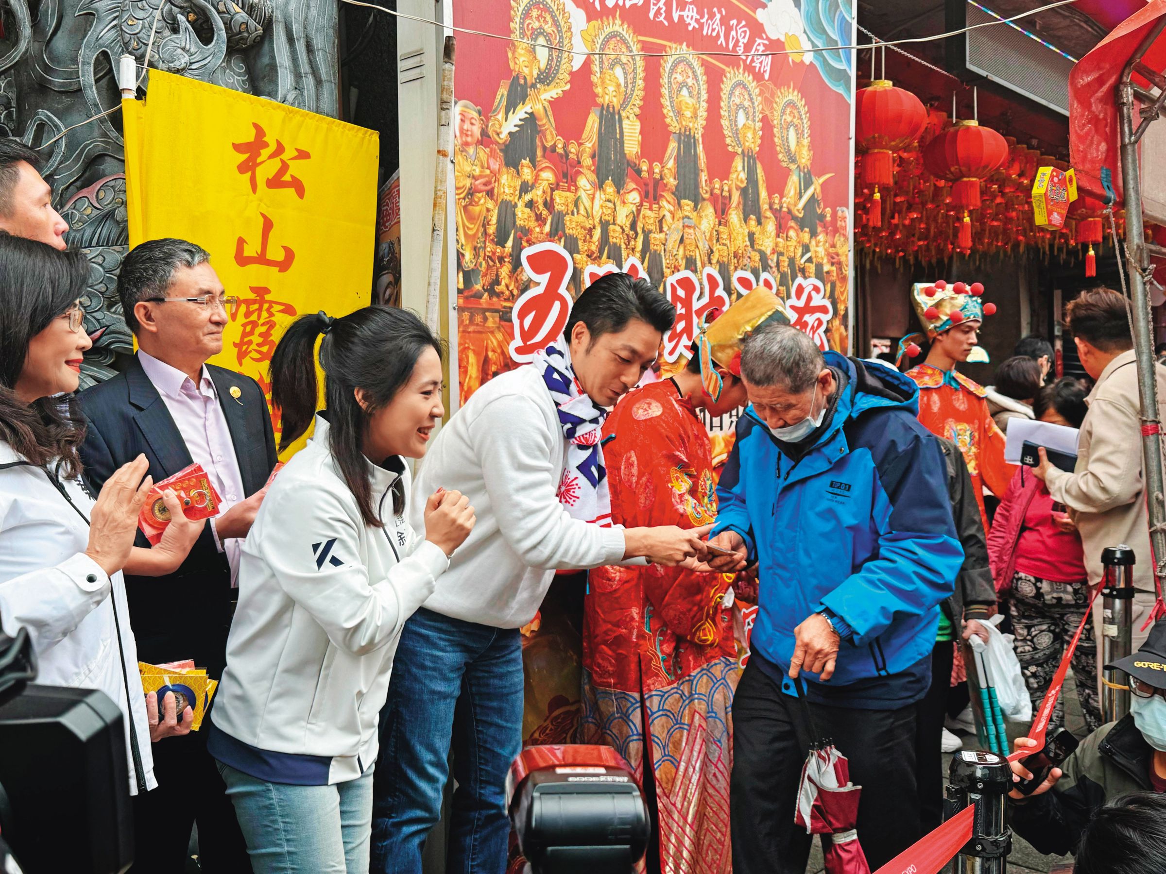 台北市長蔣萬安在農曆年前就已展開反罷免布局，並勤走地方了解情勢。（台北市府提供）
