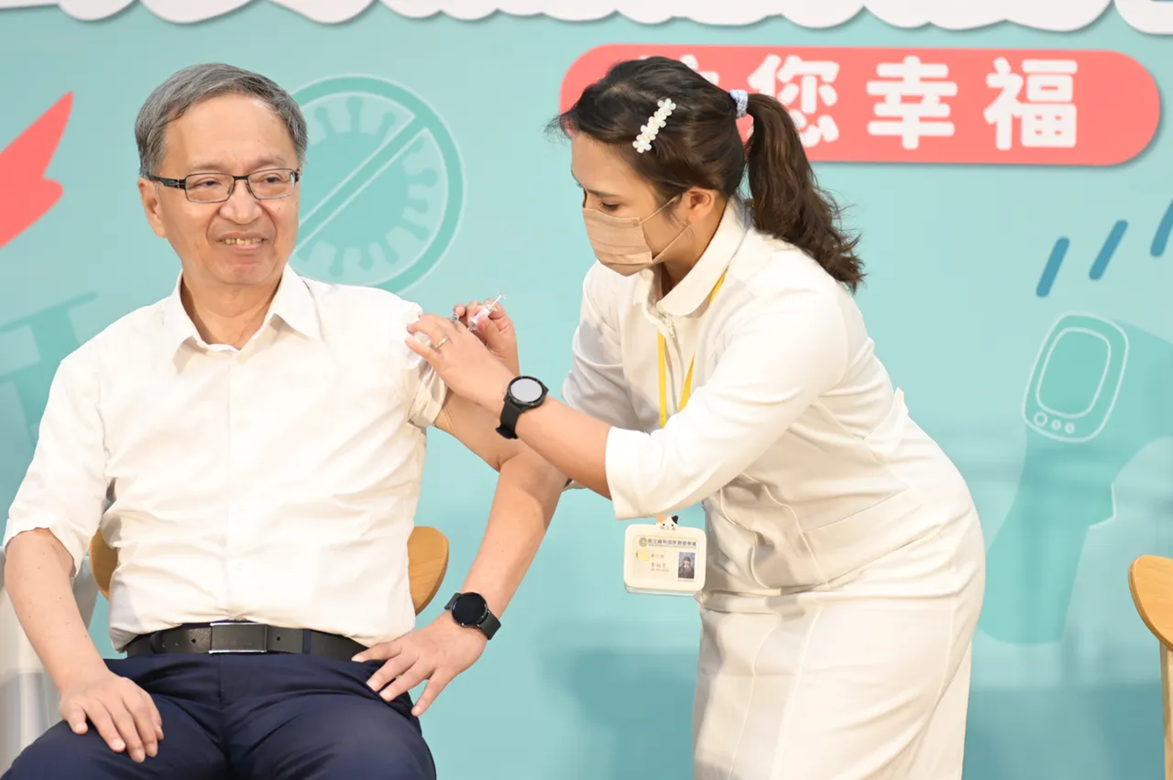 衛福部長薛瑞元稱,目前4廠牌施打率差不多,而不良反應案例中並無打高端疫苗。(疾管署提供)