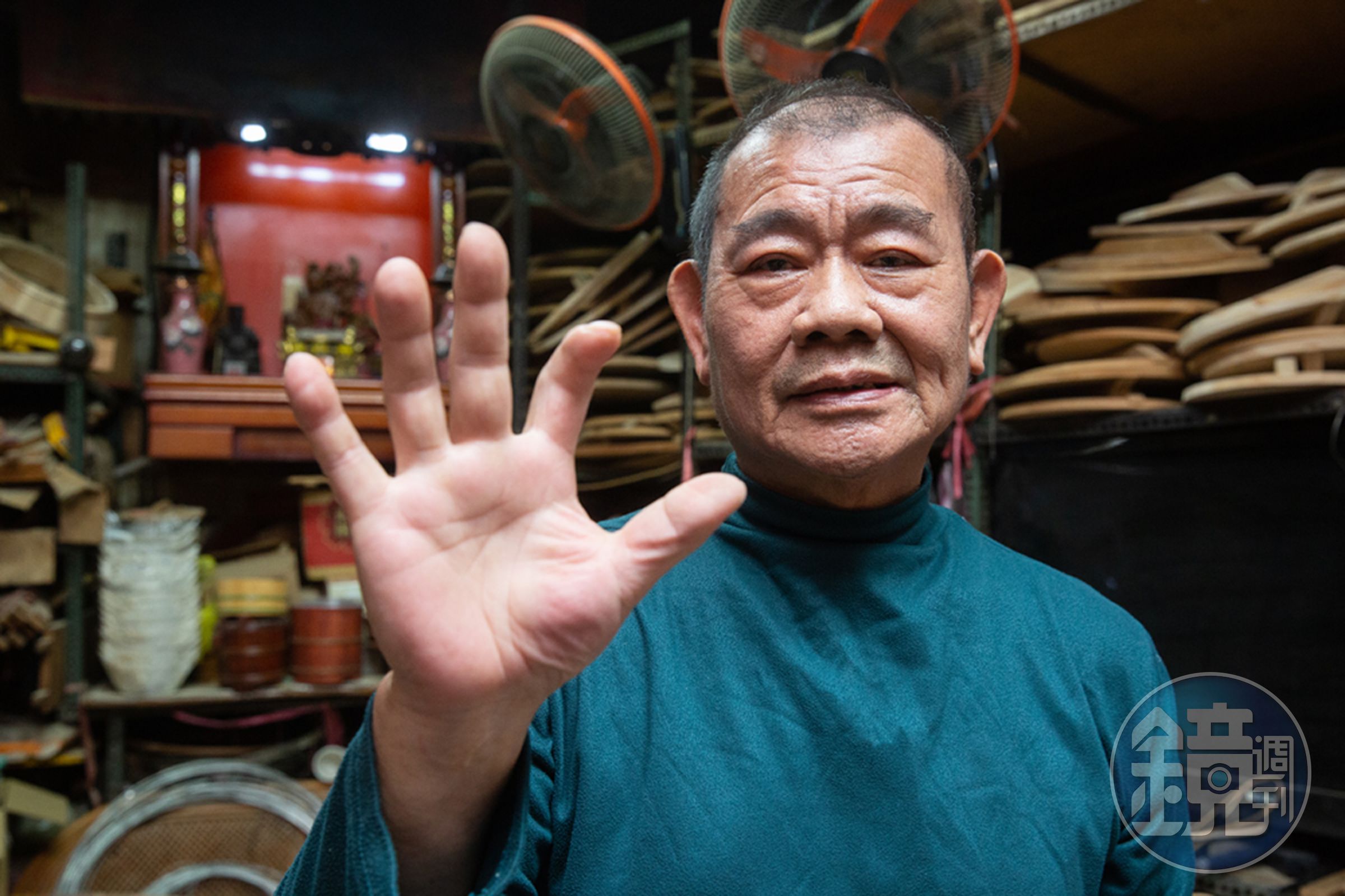 蕭文清的手因為製作、維修蒸籠不時受傷，右手食指因職業傷害已經無法伸直。
