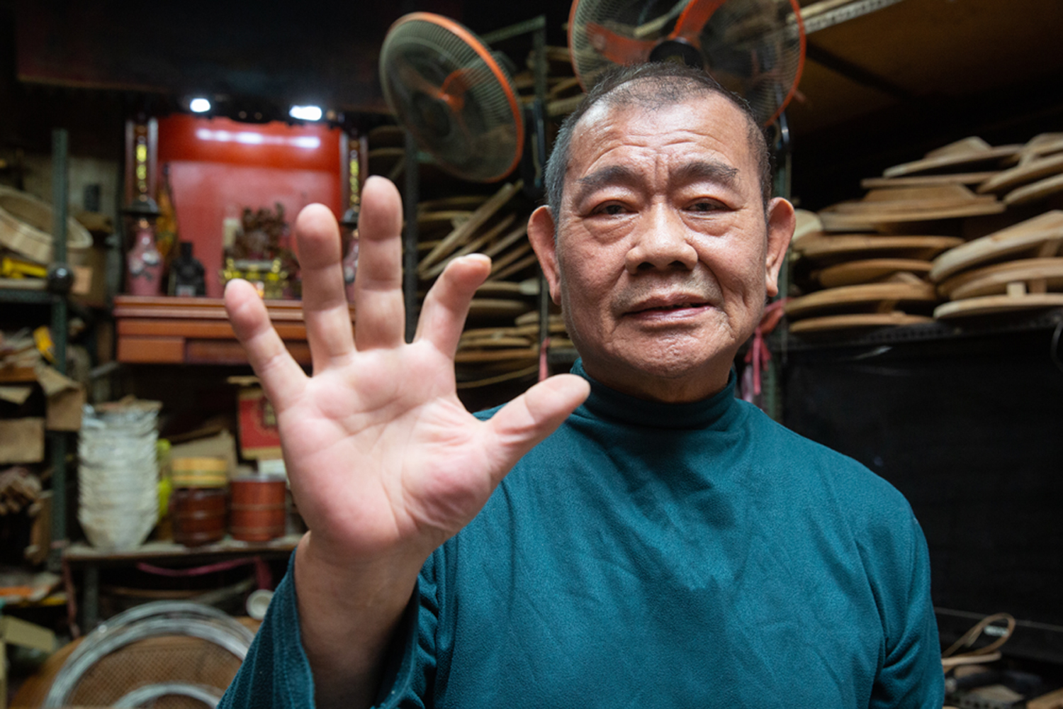 蕭文清的手因為製作、維修蒸籠不時受傷，右手食指因職業傷害已經無法伸直。