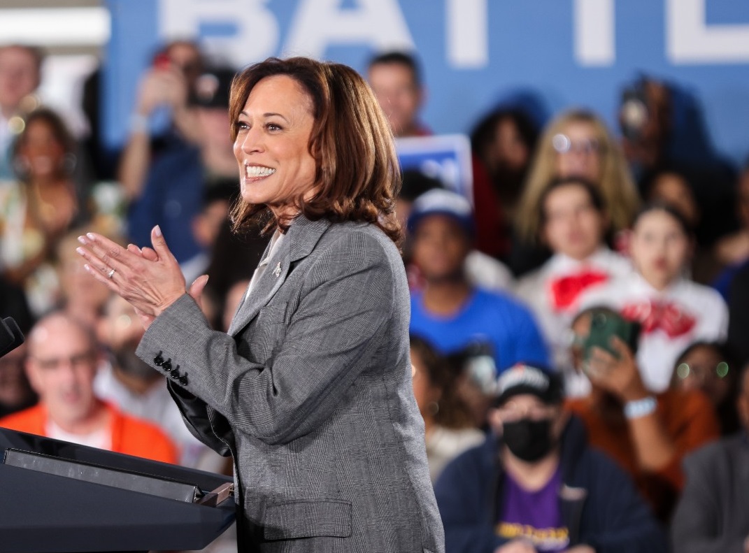 賀錦麗稱讚拜登一個任期內的成就已超越了大多數連任兩屆的總統。（翻攝自Kamala Harris臉書）