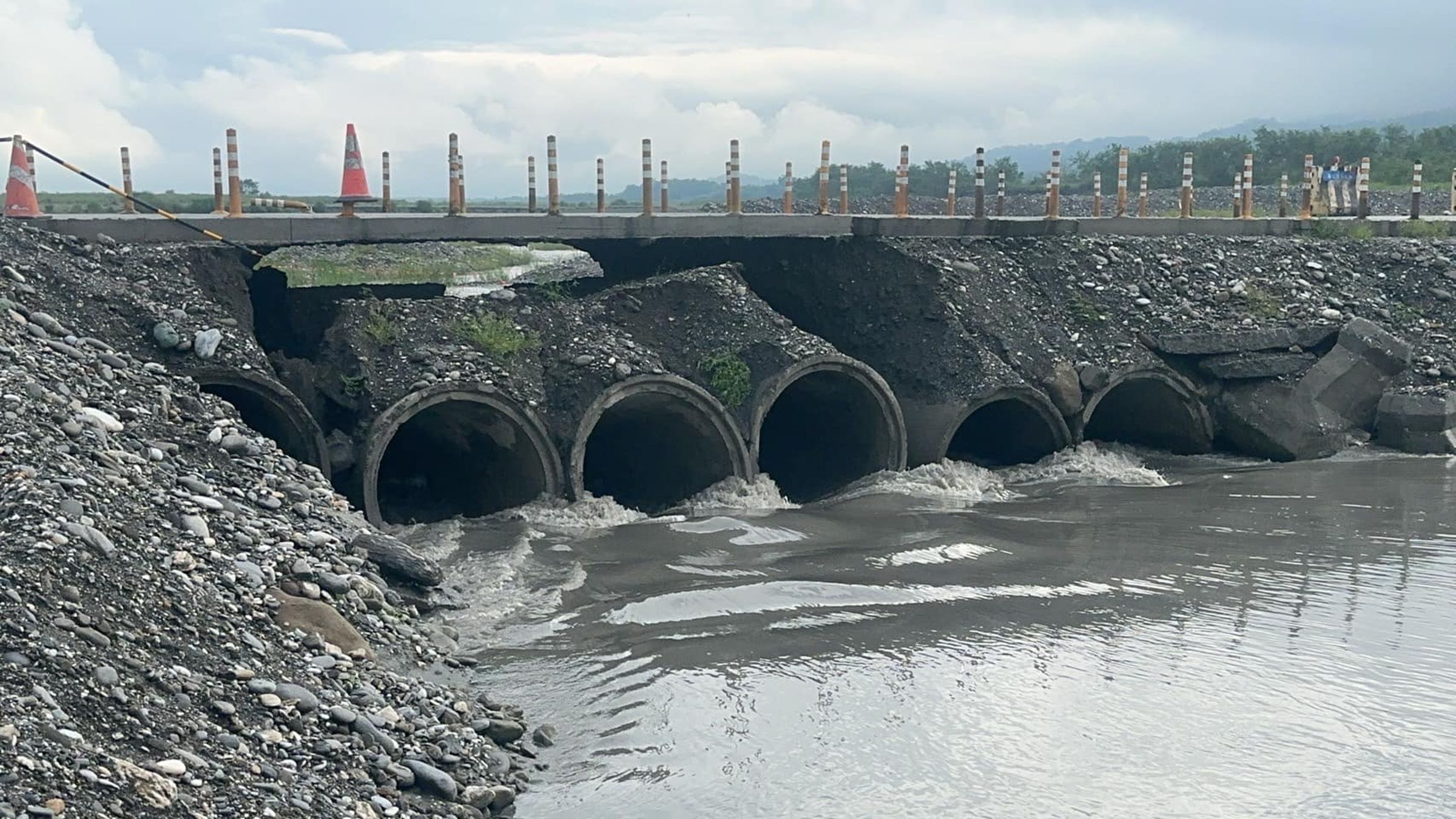 高寮大橋便橋東側昨天出現掏空狀況。(玉里鎮公所提供)