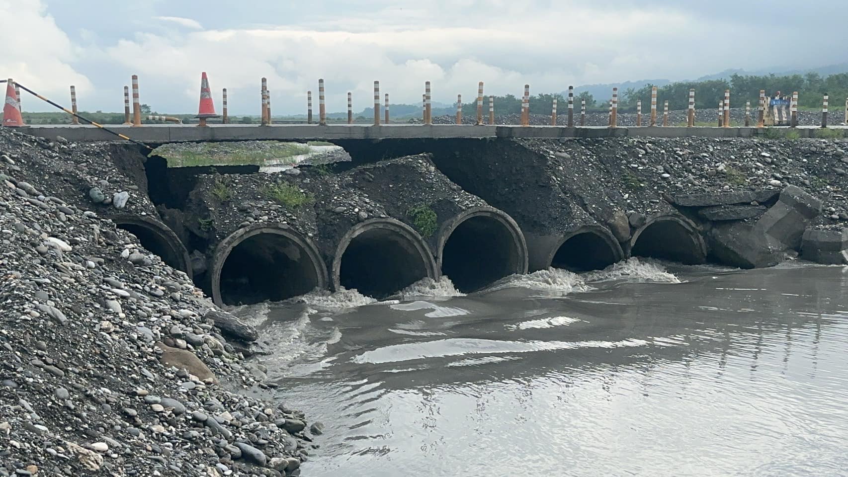 高寮大橋便橋東側昨天出現掏空狀況。(玉里鎮公所提供)