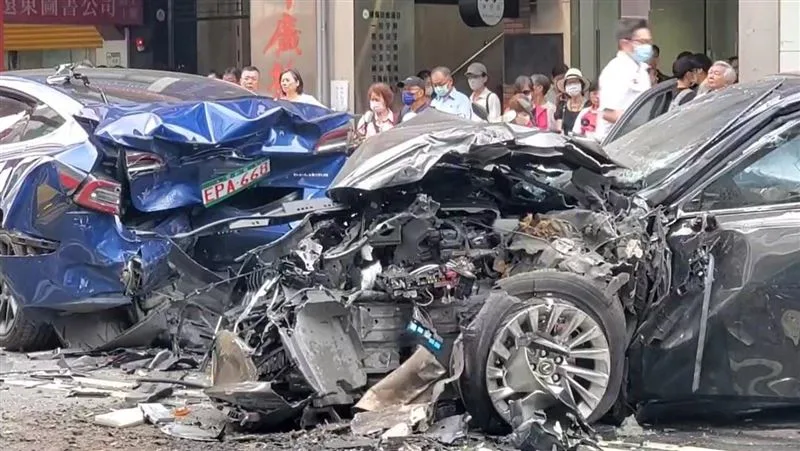 邱姓老董駕駛之轎車重創，畫面觸目驚心。（翻攝畫面）