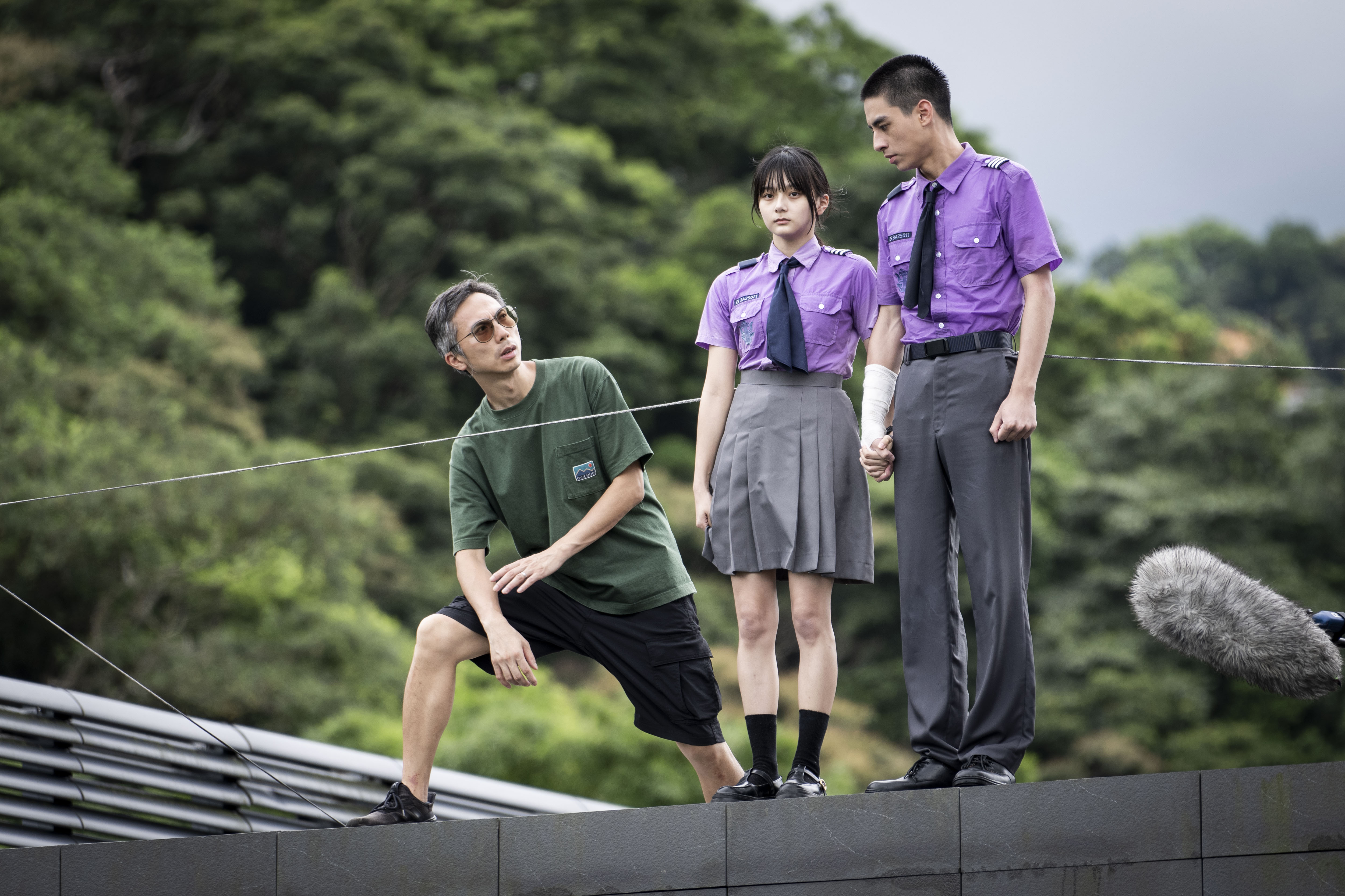 導演周冠威（左起）與演員邵奕玫、劉敬在拍片現場討論。（本萃電影提供）