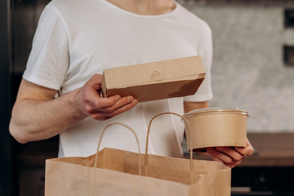 譚敦慈指出，紙製餐盒在同樣高溫加熱下，反而比熱食裝塑膠袋釋出更多塑膠微粒。（示意圖，pexels）