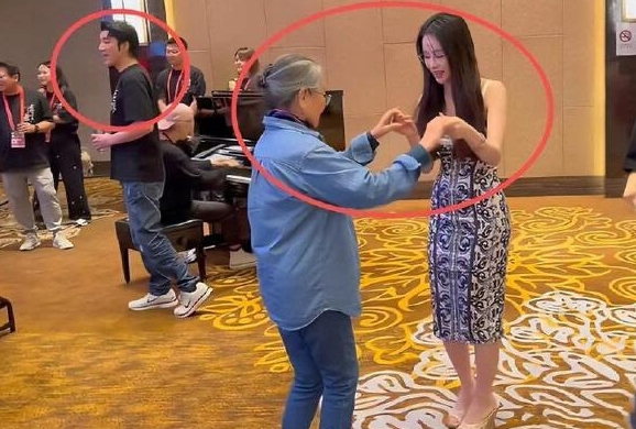 秦澤文與王媽媽牽手跳舞，互動熱絡。（翻攝自微博）