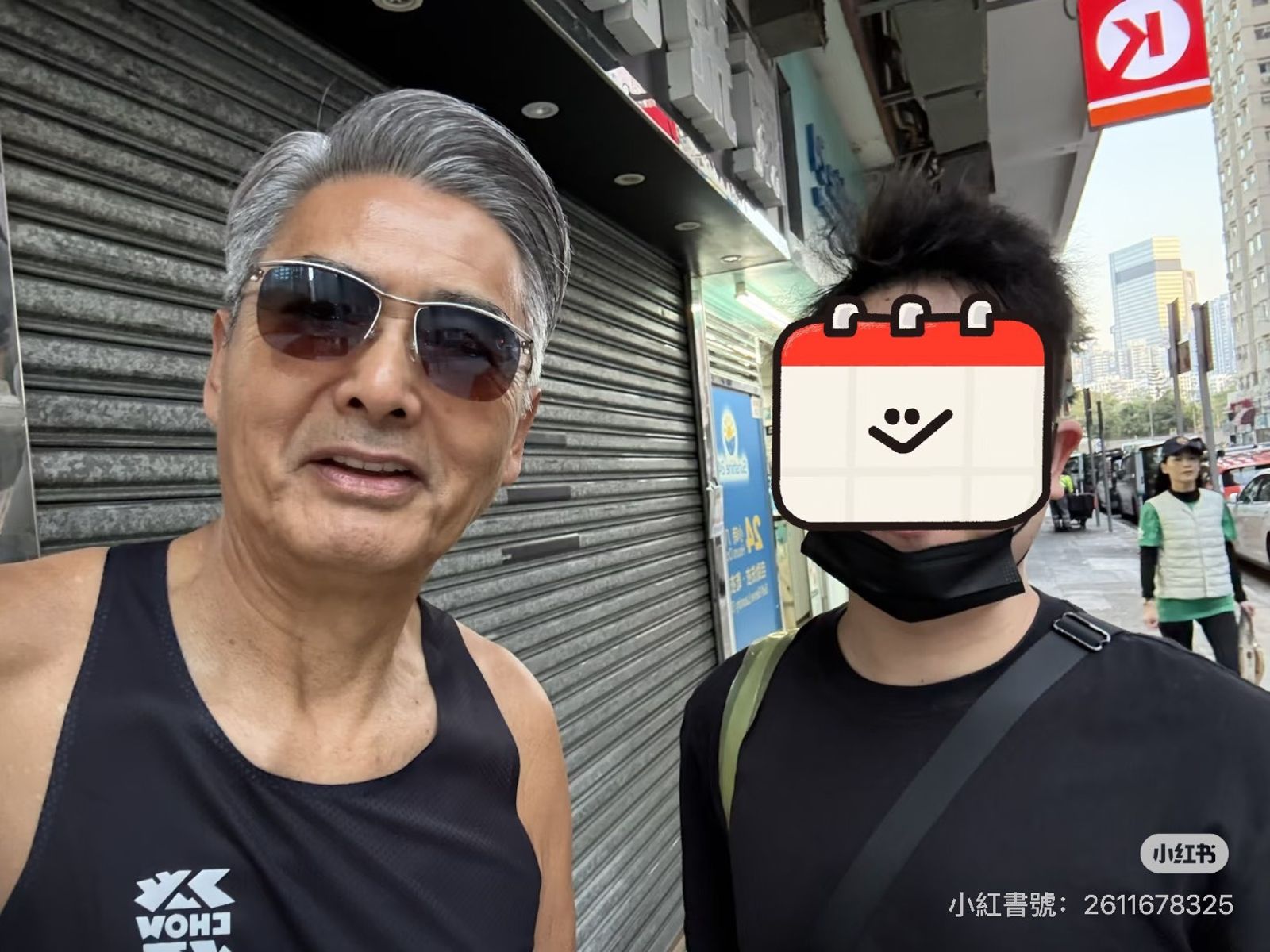 周潤發親切與民眾自拍。（翻攝小紅書）