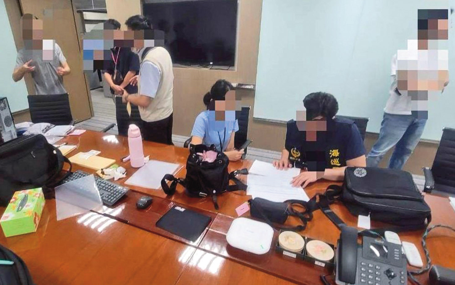檢調及海巡人員查扣電腦、資料等證物,並同步約談多名涉案人。(海巡署偵防分署提供)