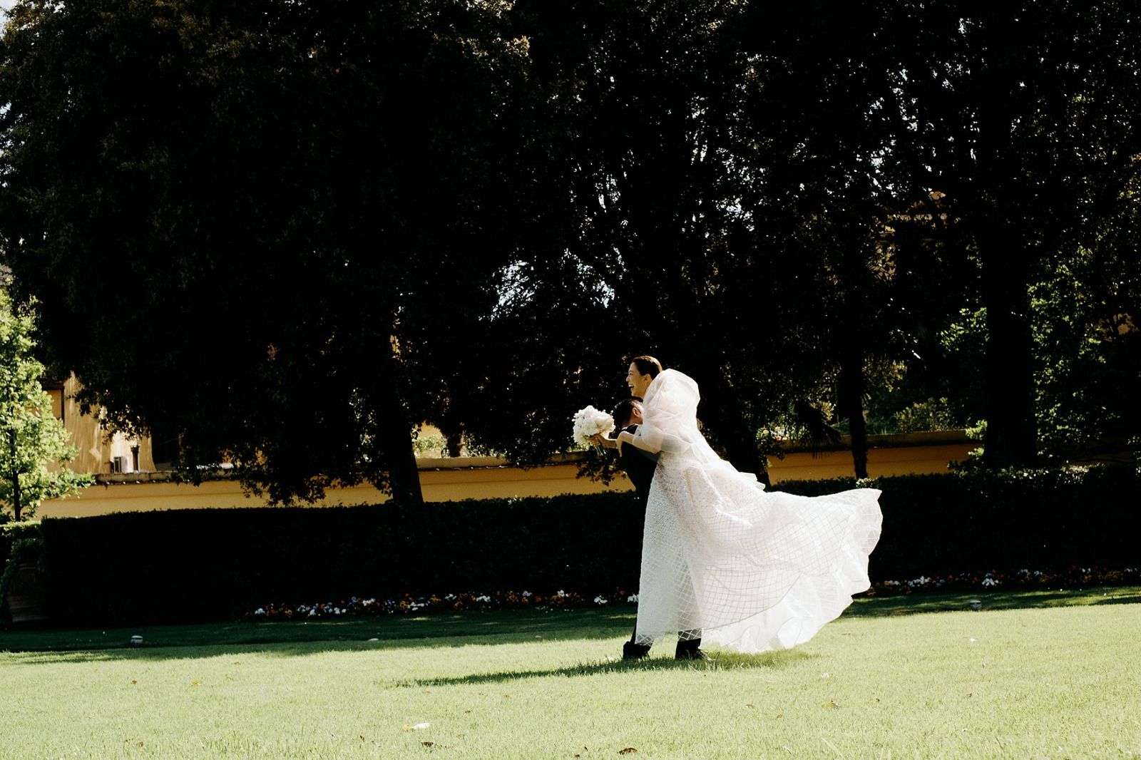 S先生抱起美嬌娘林又立，開心又甜蜜氛圍讓眾人稱羨。（翻攝林又立臉書）