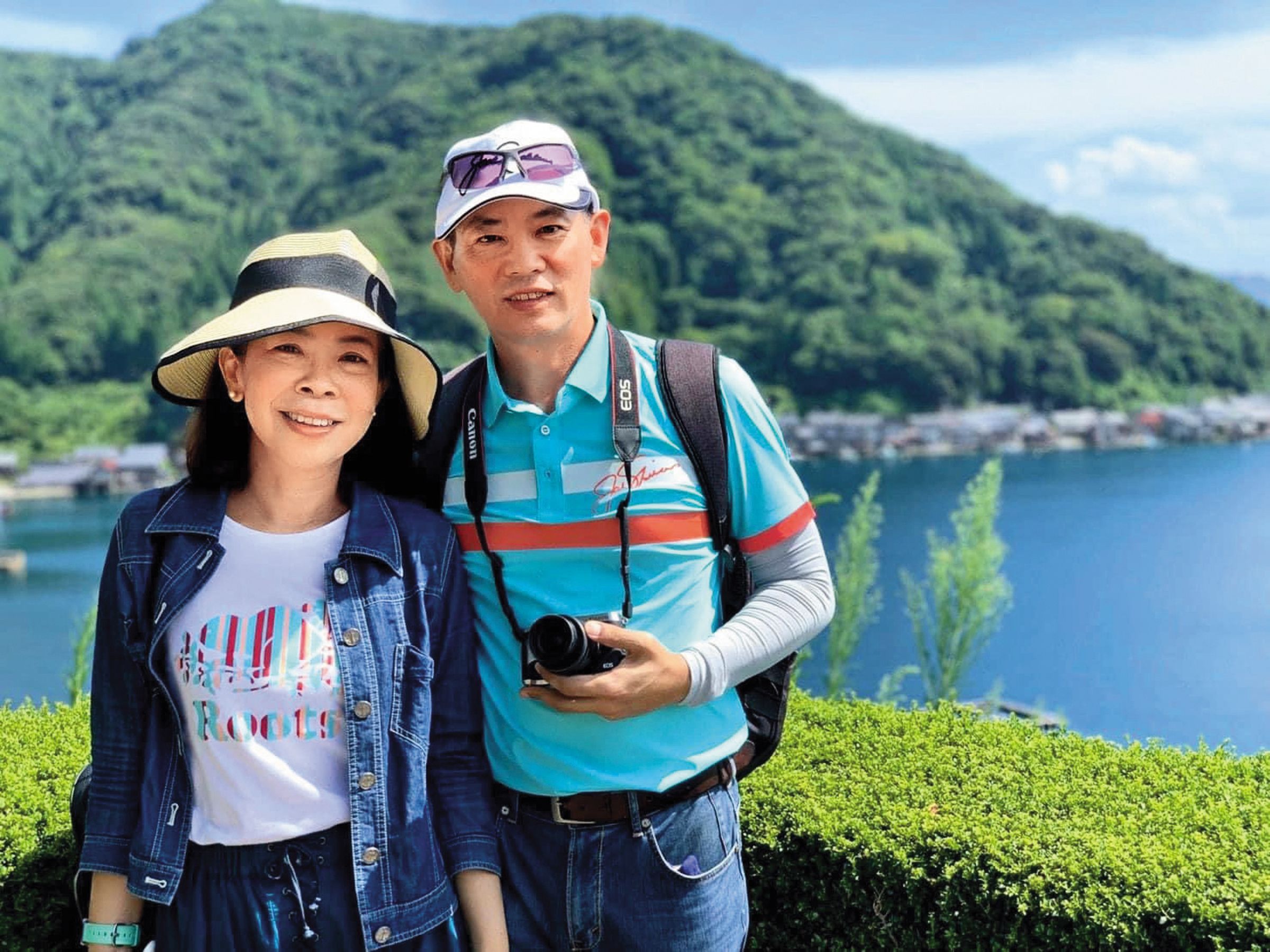 施世治(右)與太太幾年前到日本旅遊的合照。(施世治提供)