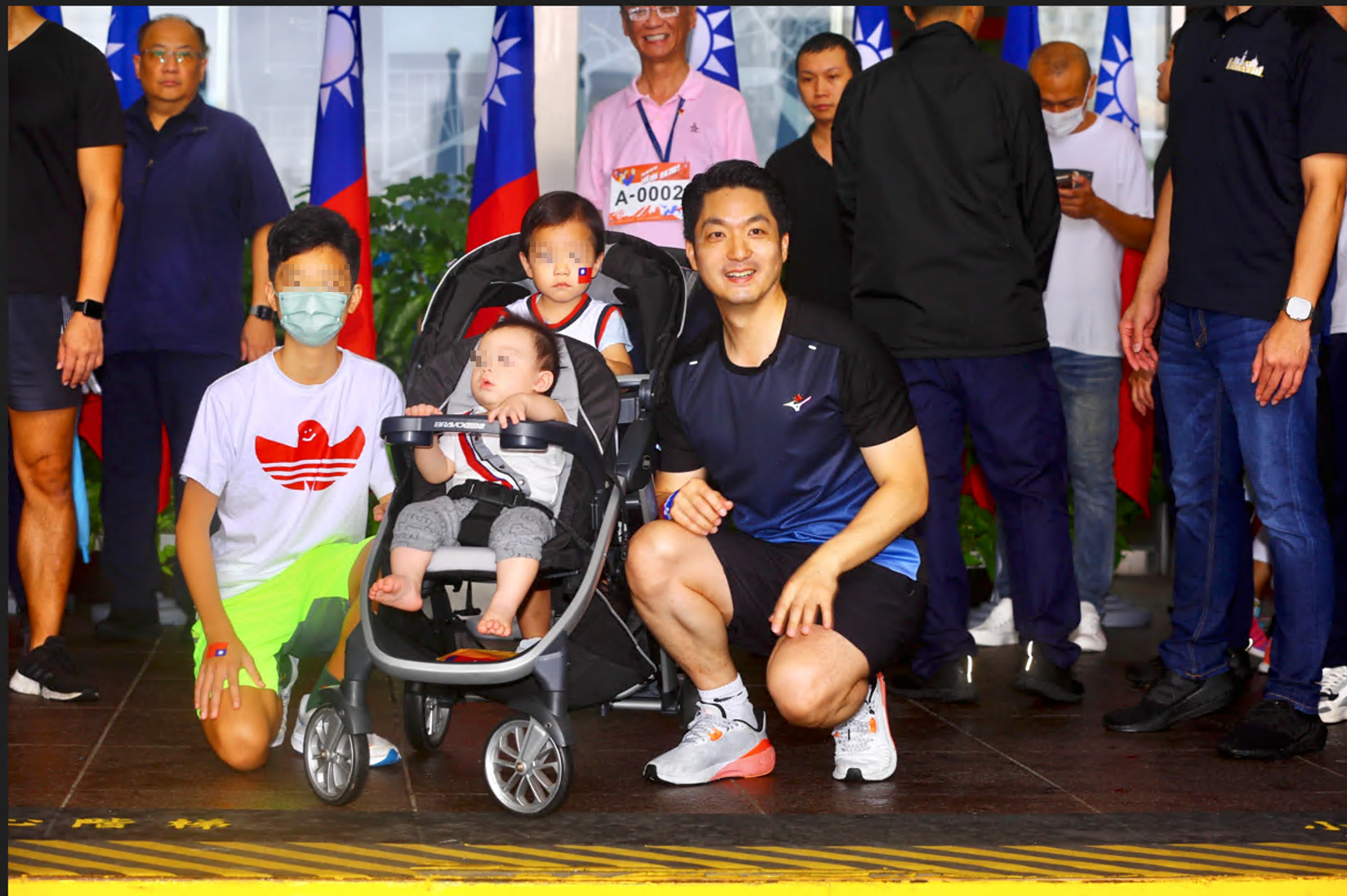 蔣萬安（右）帶著三個兒子現身國慶路跑。