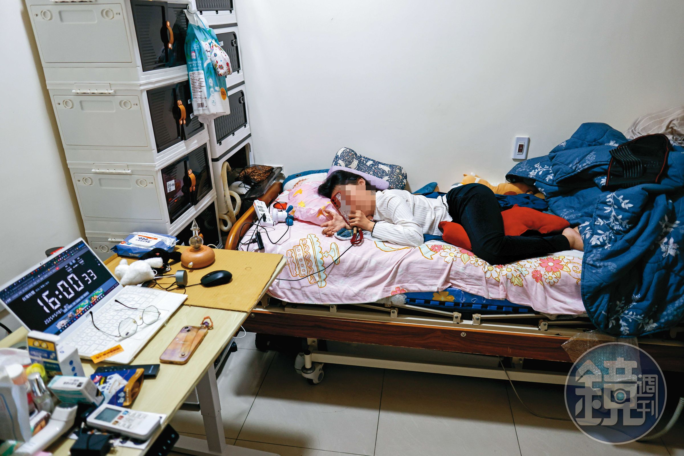 每當個人助理、居服員離開前,會確定手機在壽司卷手上,確保她遇到緊急狀況能求助。