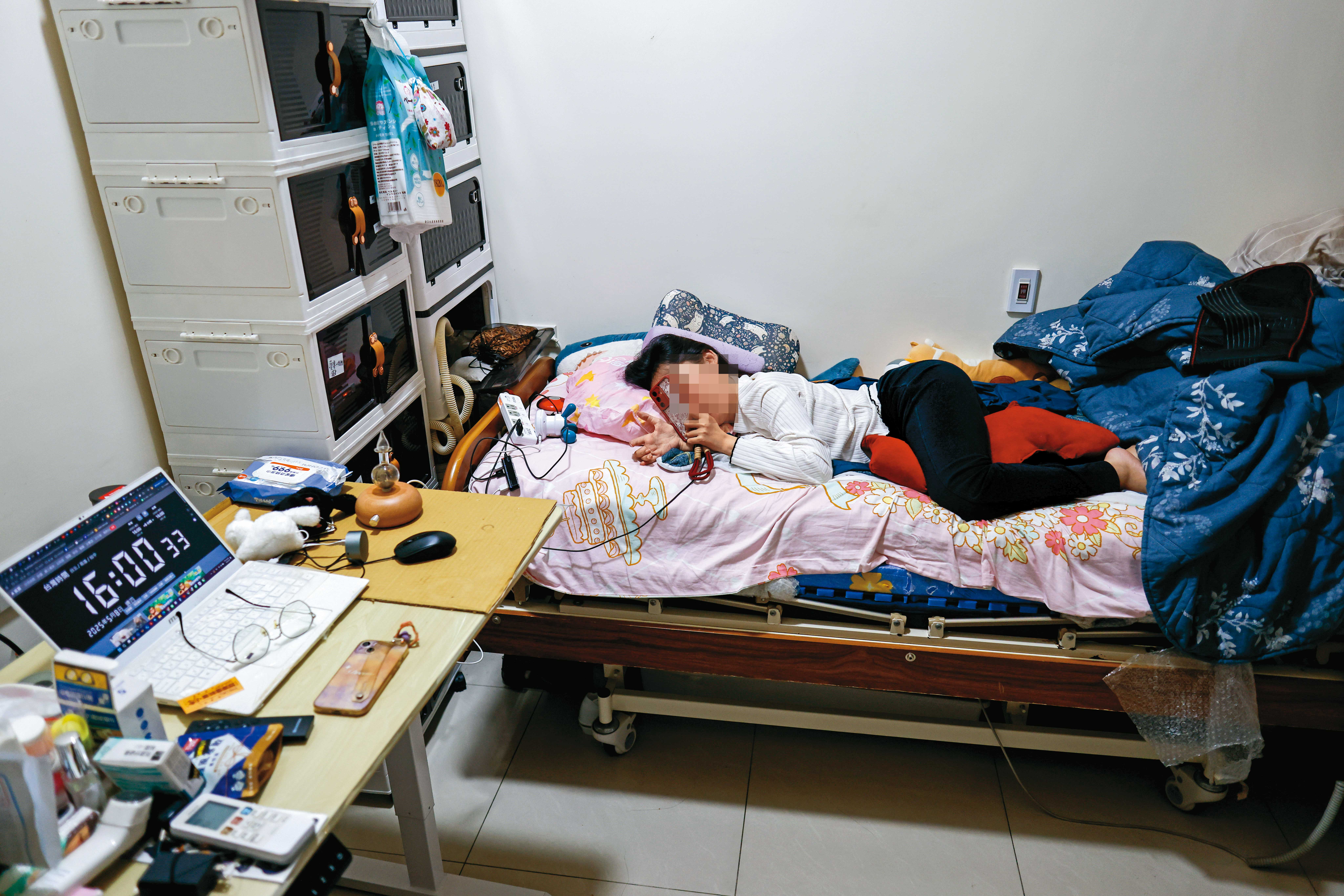 每當個人助理、居服員離開前，會確定手機在壽司卷手上，確保她遇到緊急狀況能求助。