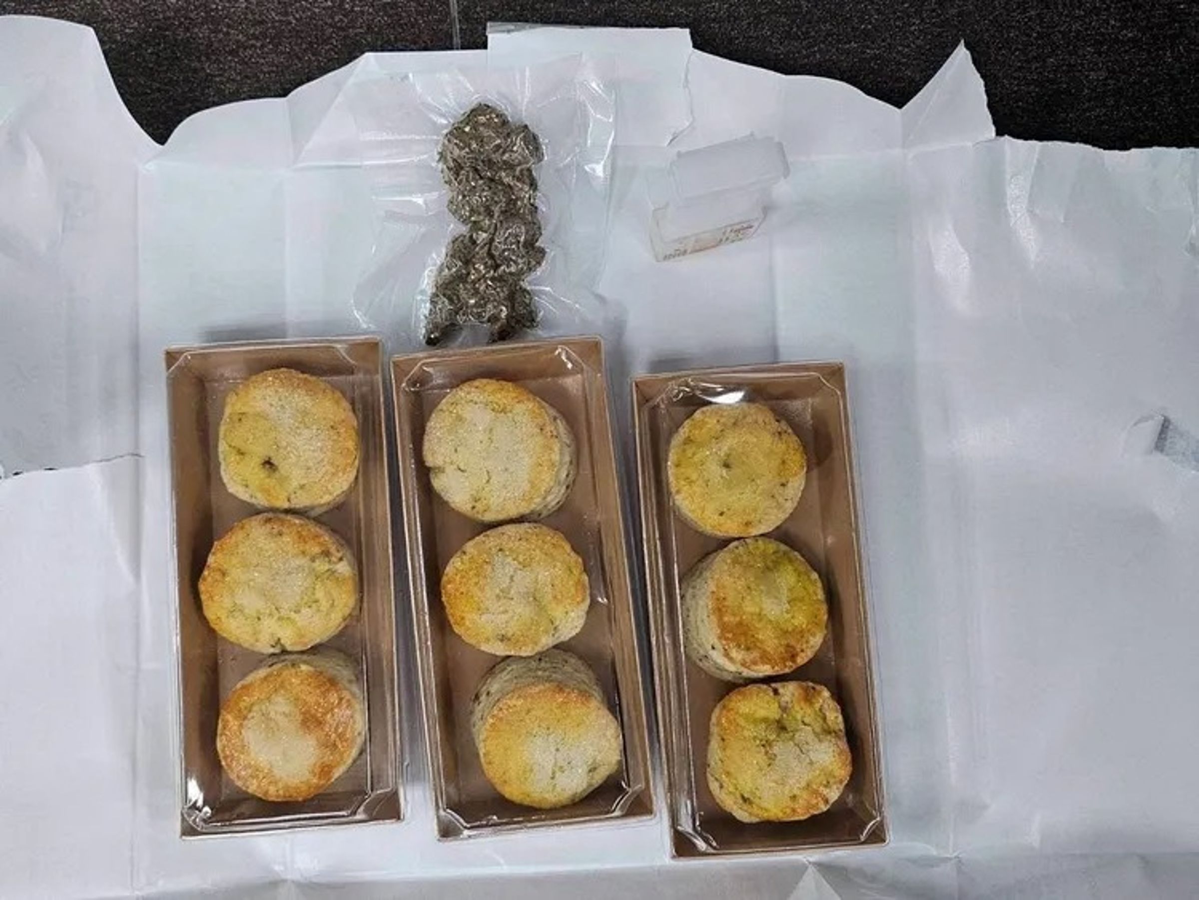 北市刑大偵八隊查獲一起網路販毒案件,一名經營餐酒館的吳姓富少,趁著中秋推出大麻司康衝業績。(翻攝畫面)