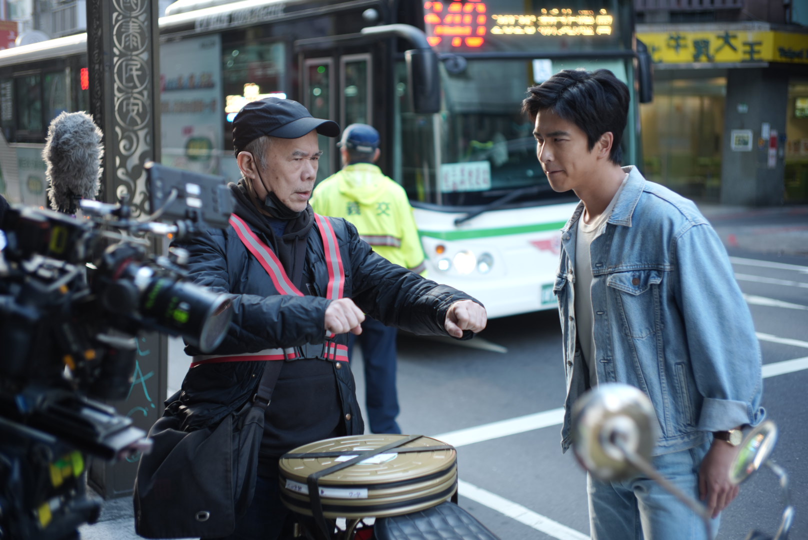 《消失的跑片員》特地來到西門町拍外景,導演陳玉勳現場指導曾敬驊飾演「跑片員」。(國家影視聽中心提供)