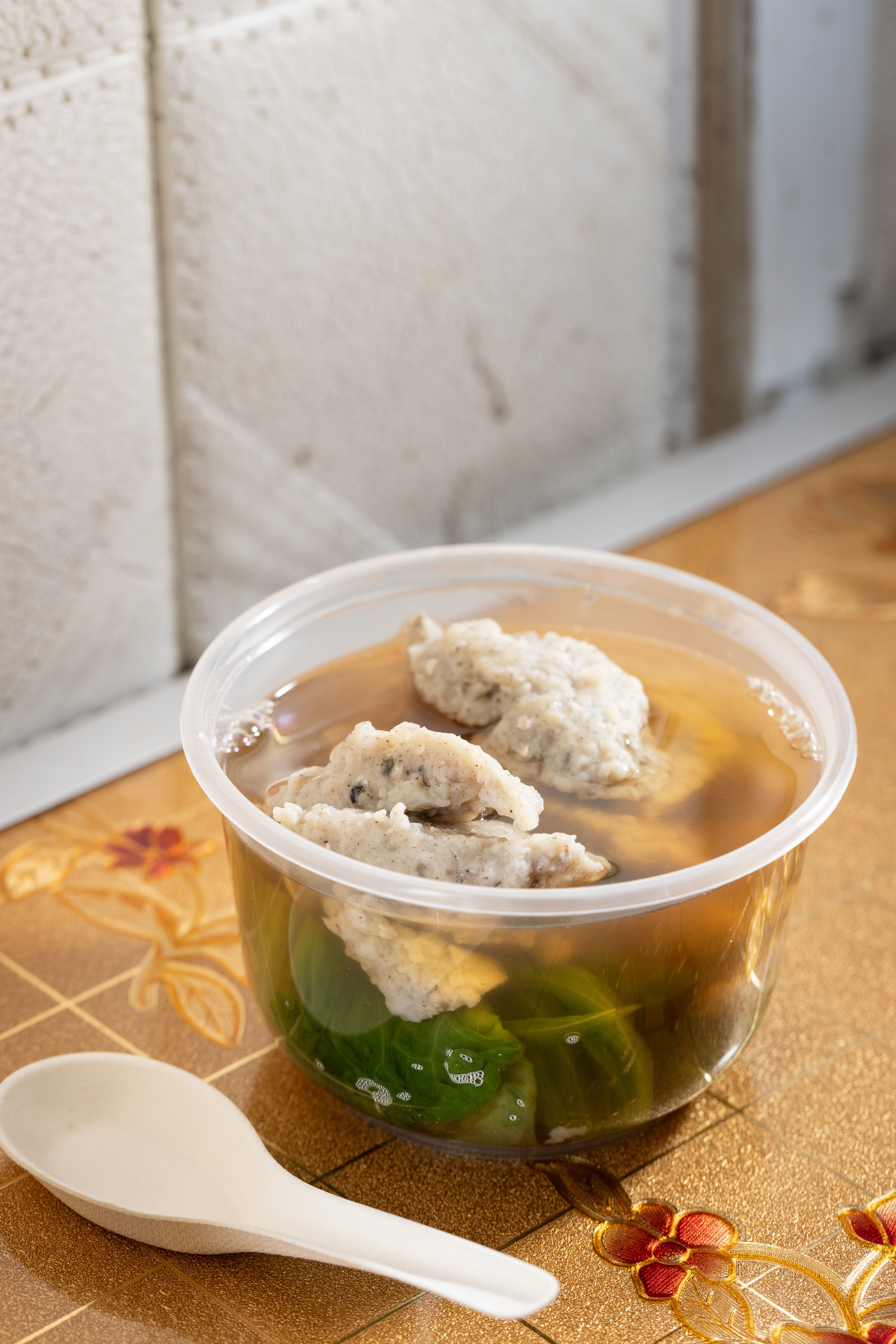 「生菜魚肉湯」的灰色魚肉是純天然保證，使用新鮮鯪魚肉製成。（港幣30元／小碗、港幣38元／大碗）