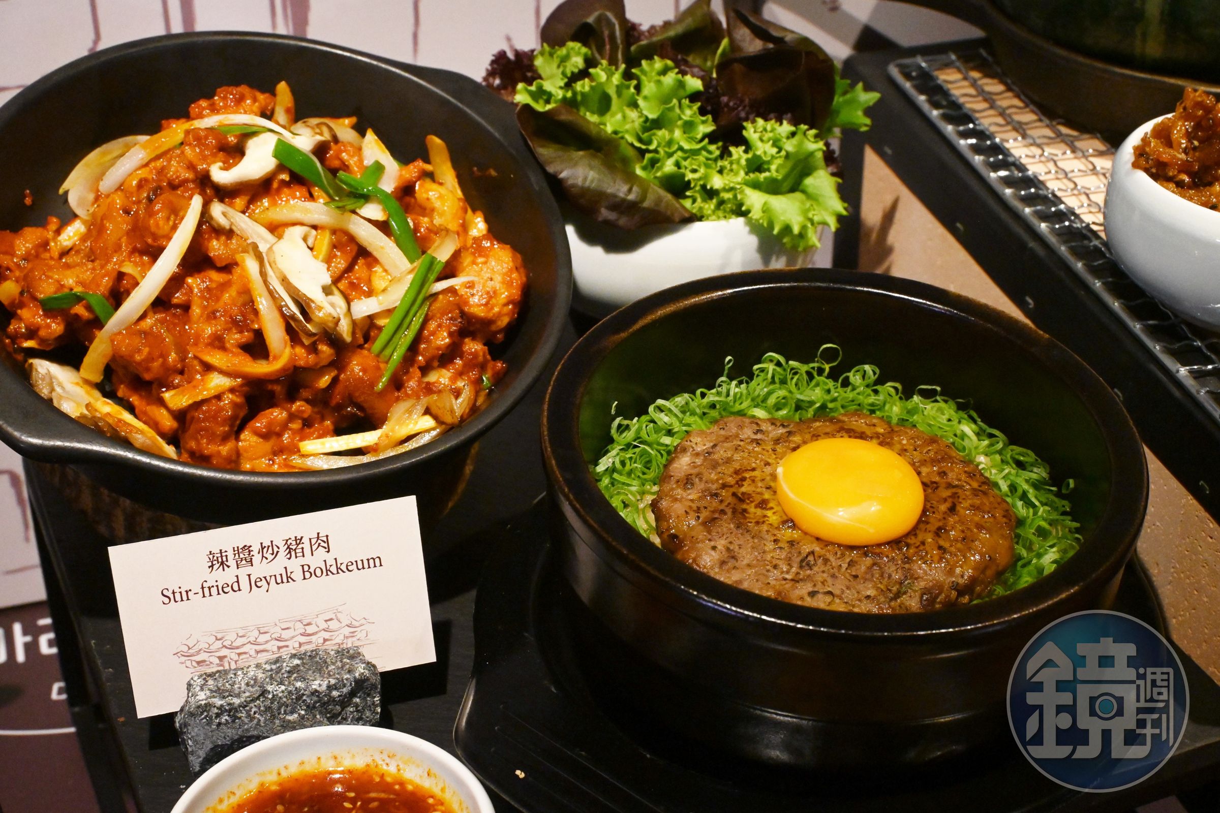 一樓azie推出4款韓式定食,每份皆搭配多道精緻韓式小菜,圖為「辣醬炒豬肉 」(左,980元/份)與「傳統韓式烤美國牛肉餅」(右,1,080元/份)。