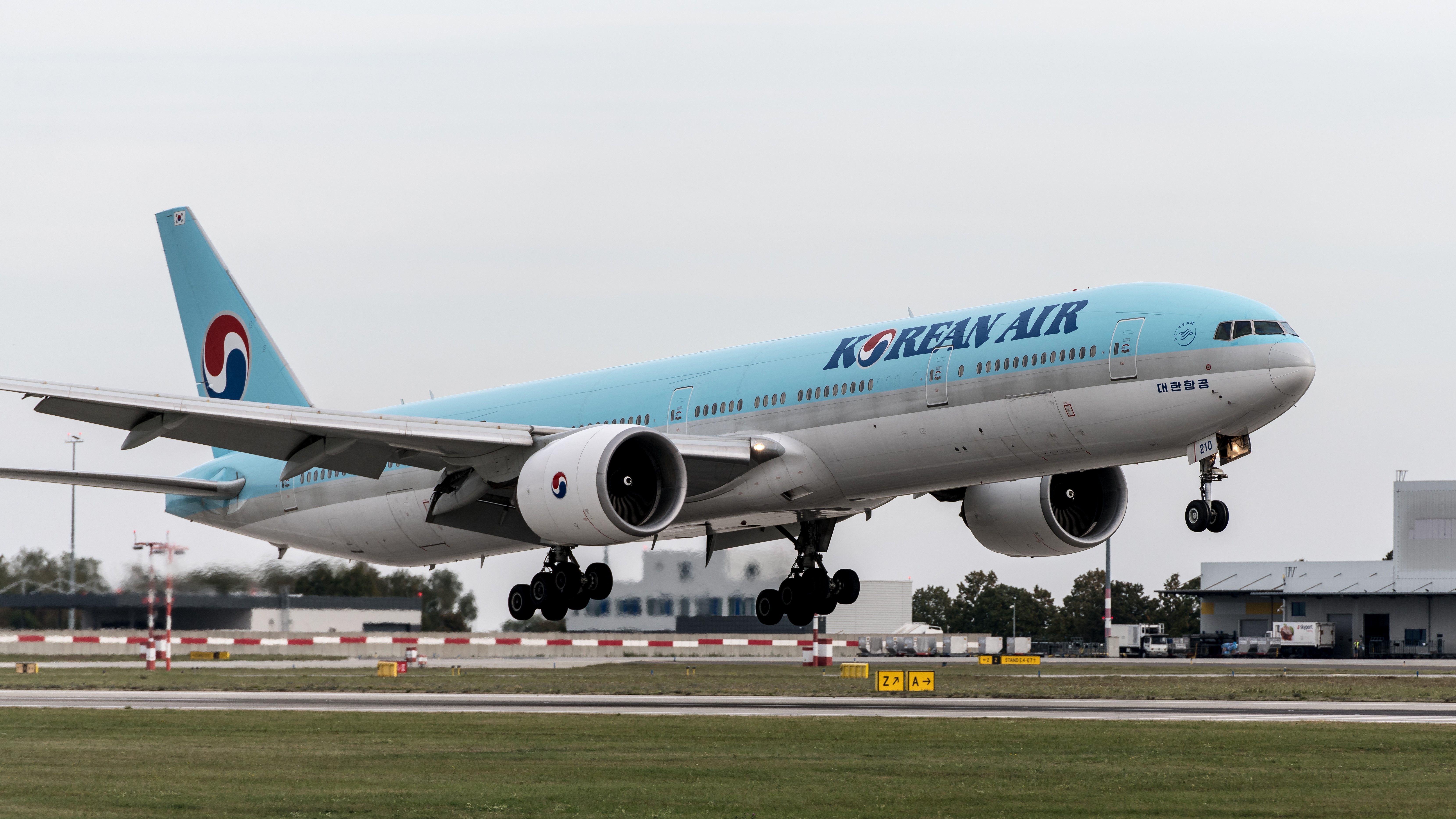 大韓航空承諾未來10年內的酬賓機位搭乘人次,必須維持在2024年兩家公司合併時的總量以上。(pexels提供)