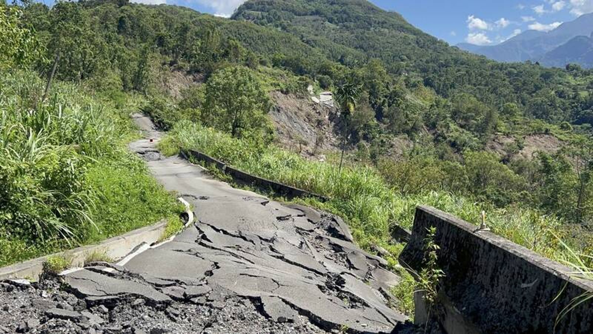 位於高雄市的那瑪夏青山巷一處道路,因先前的凱米颱風而坍方,目前無法通行。(翻攝畫面)