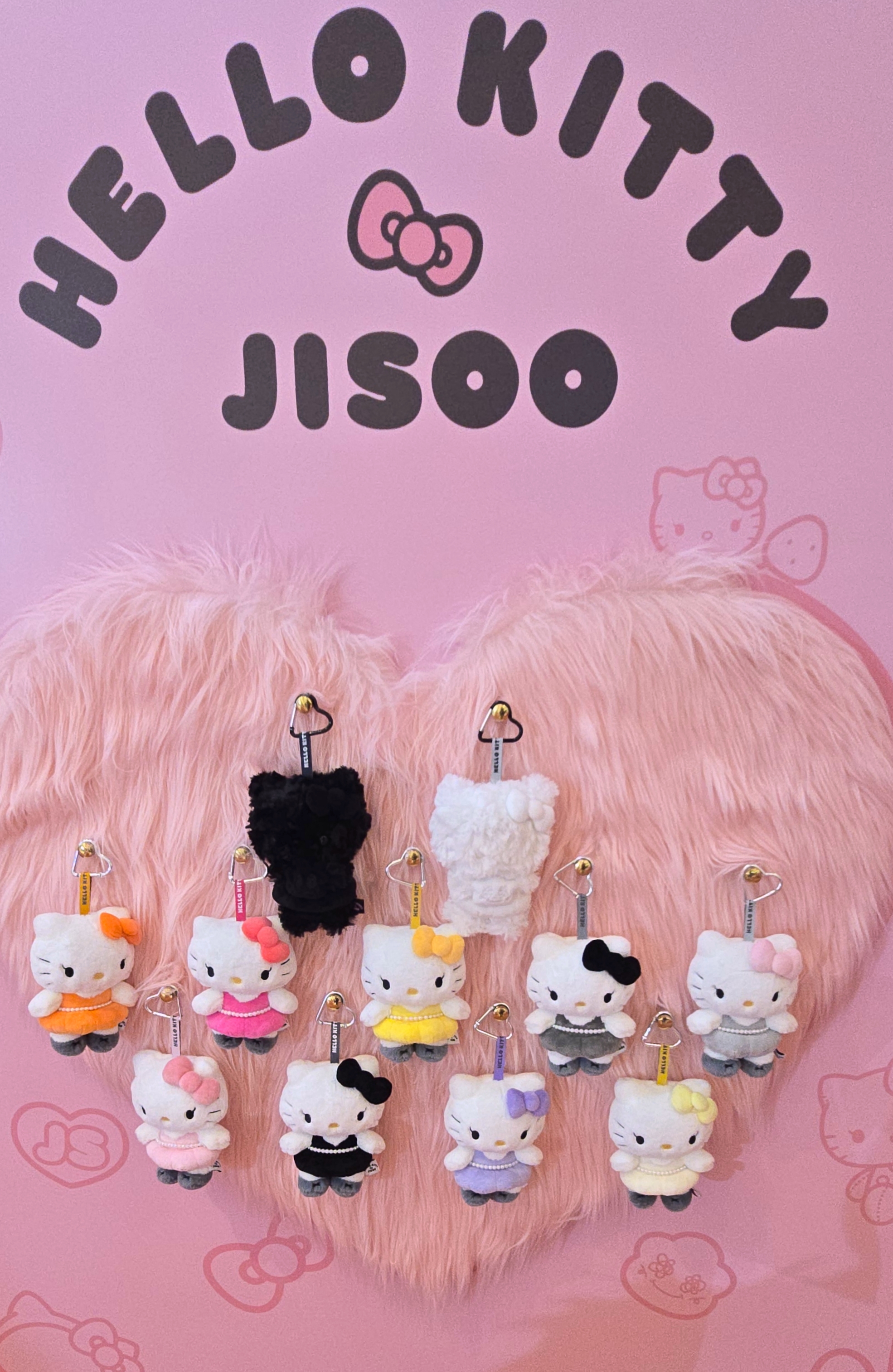 Hello Kitty X Jisoo 聯名娃娃吊飾盲盒。