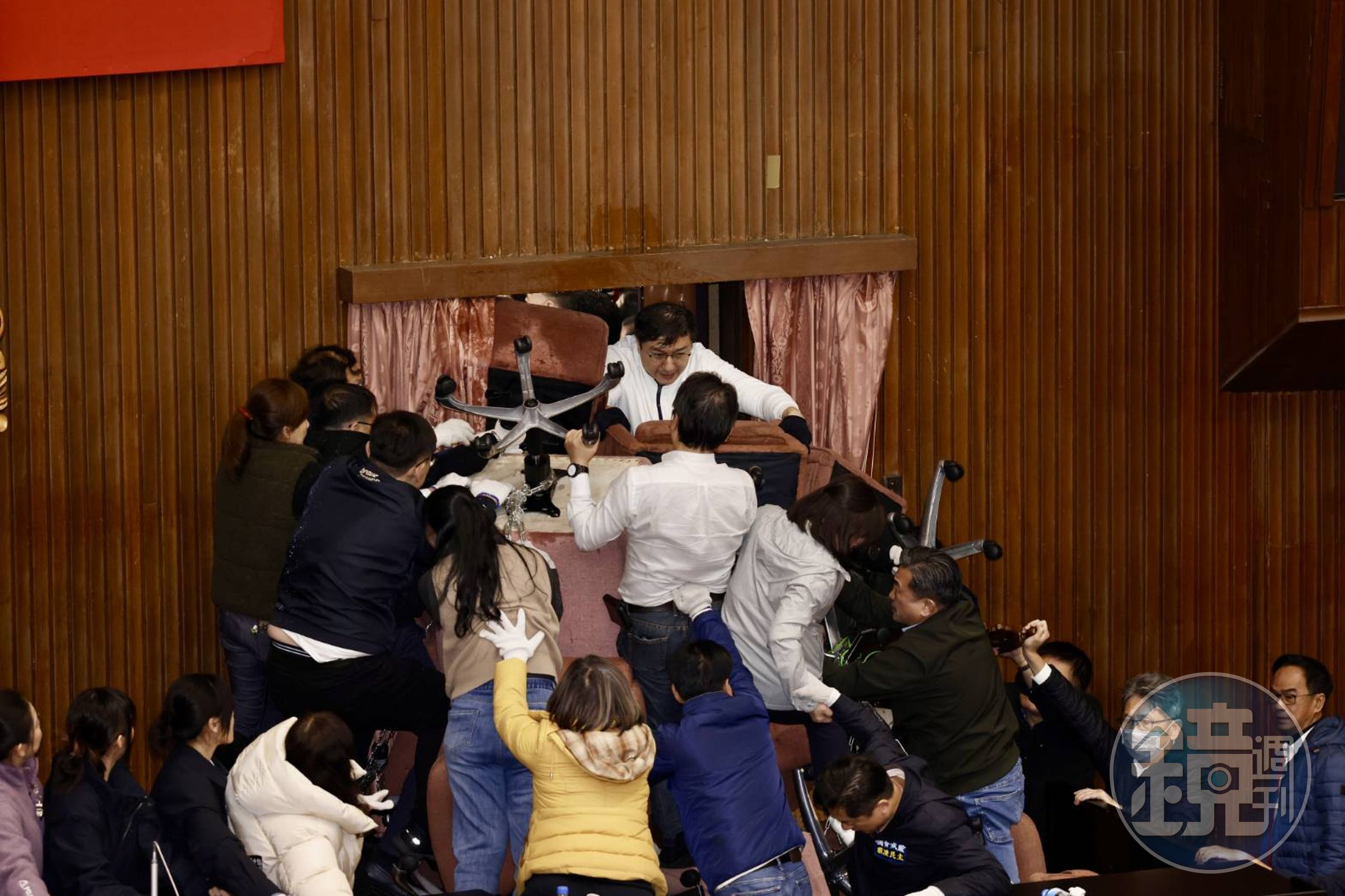 藍委突破重圍衝進議場。