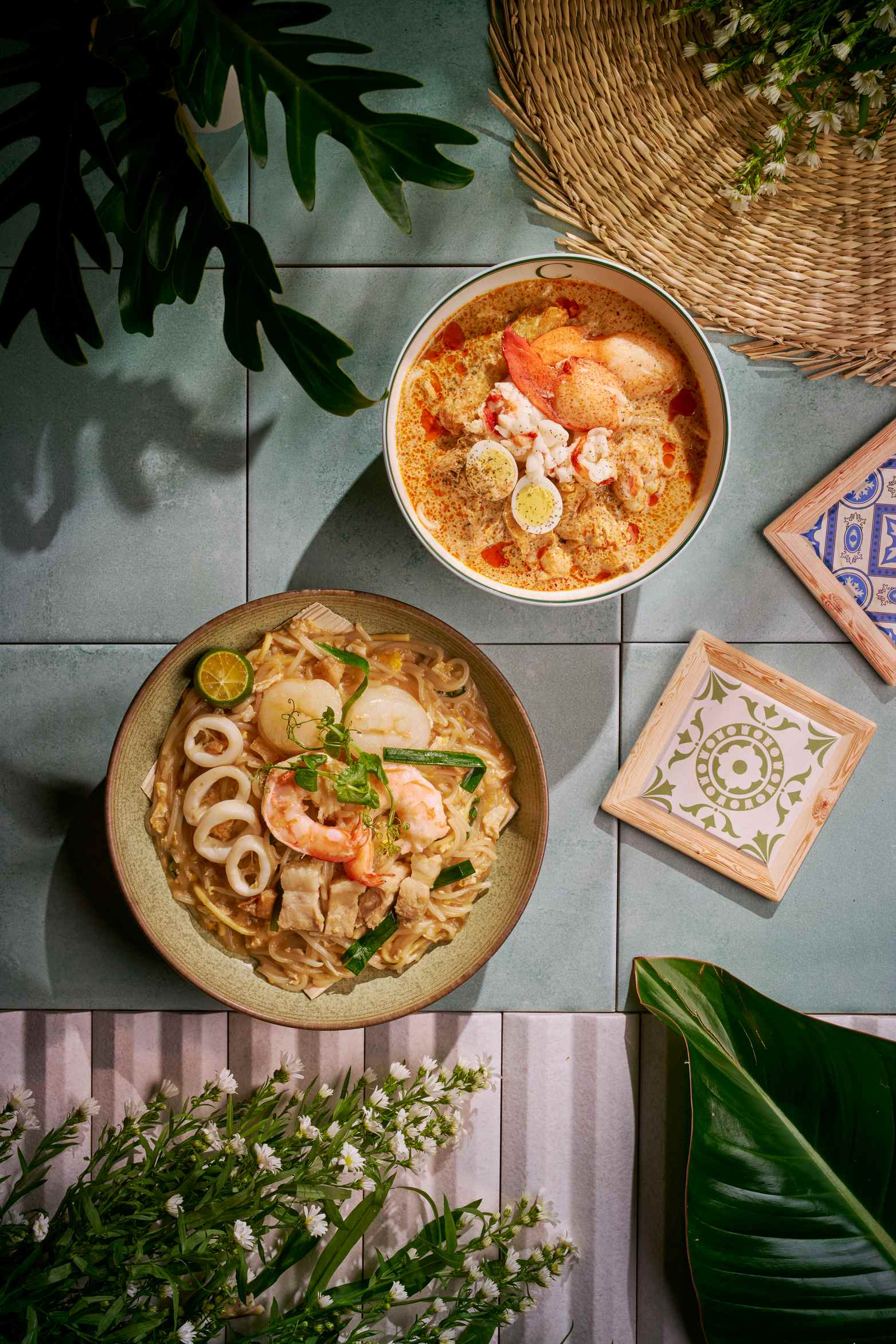 除了海南雞飯，「Lobster Laksa龍蝦叻沙」（上，38新元／份，約NT$940）和「Seafood Hokkien Mee福建麵」（下，26新元／份，約NT$643）是另外兩大必吃招牌料理。（Chatterbox提供）