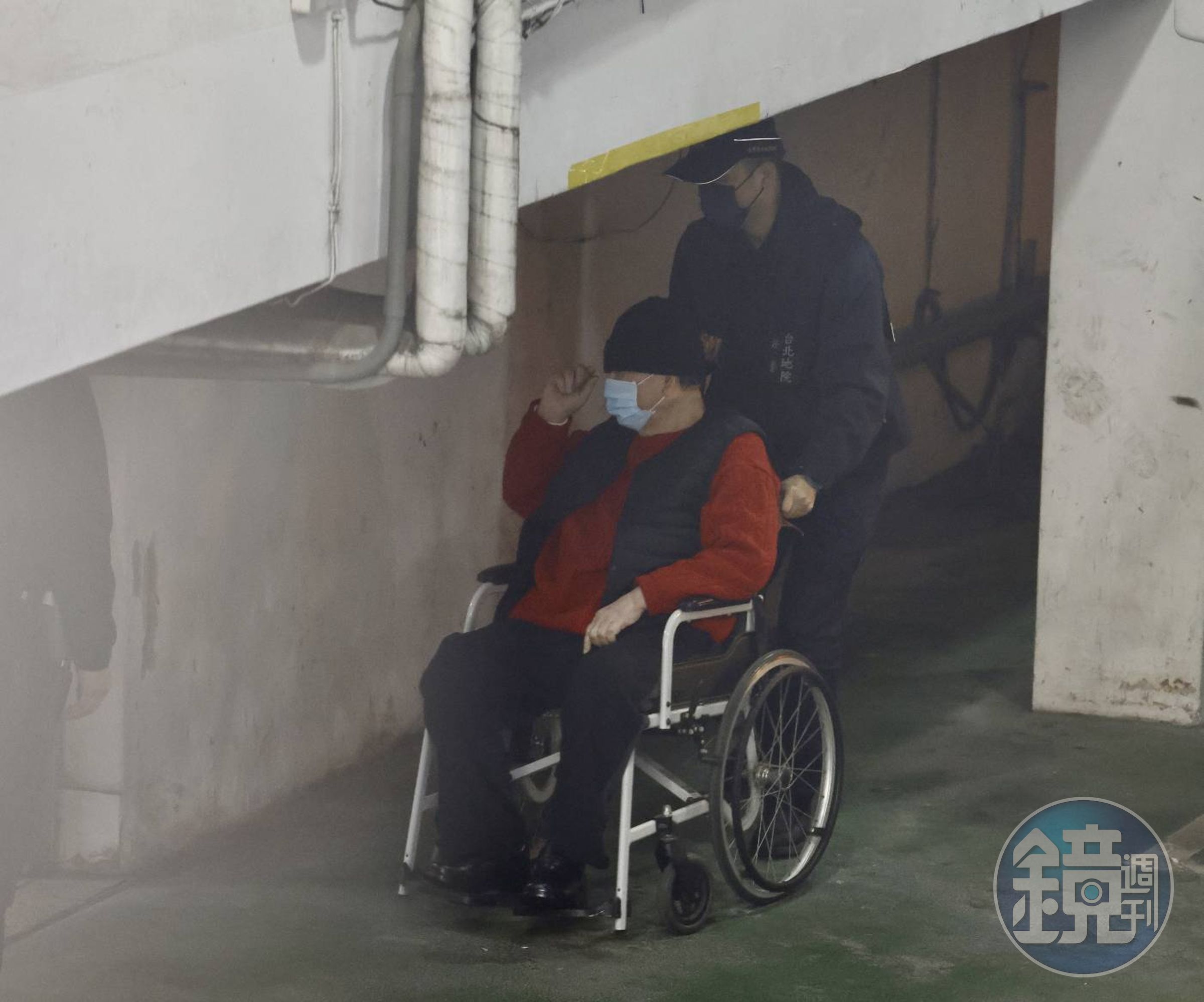 沈慶京今日依舊坐輪椅。