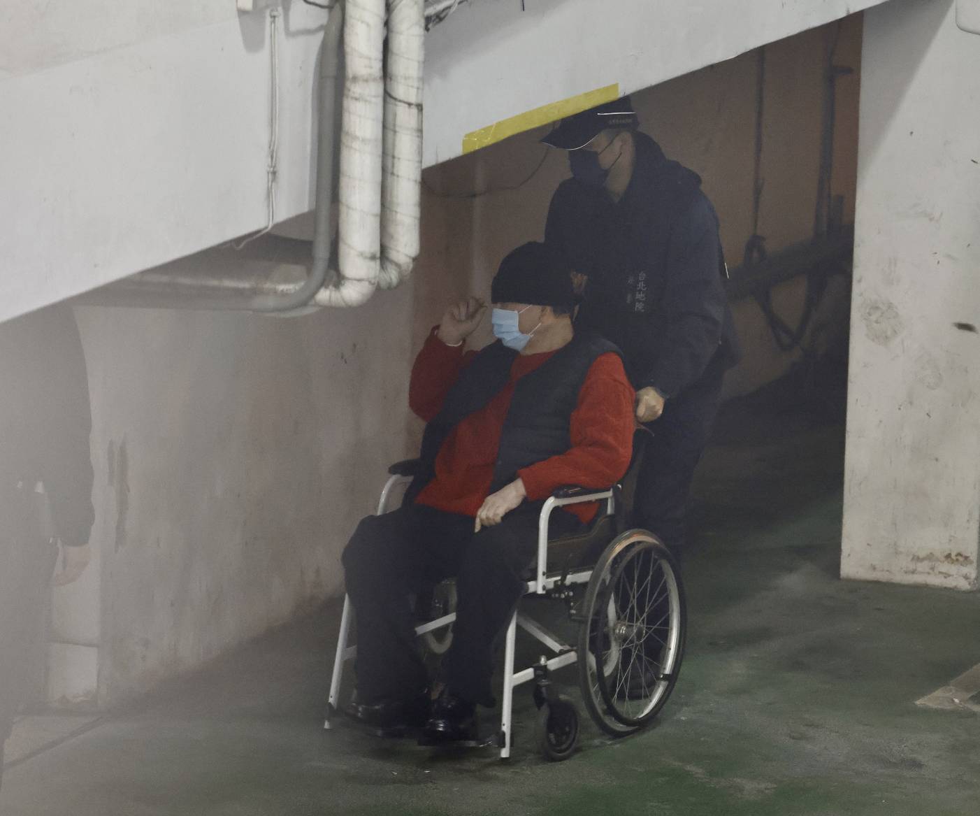 沈慶京今日依舊坐輪椅。