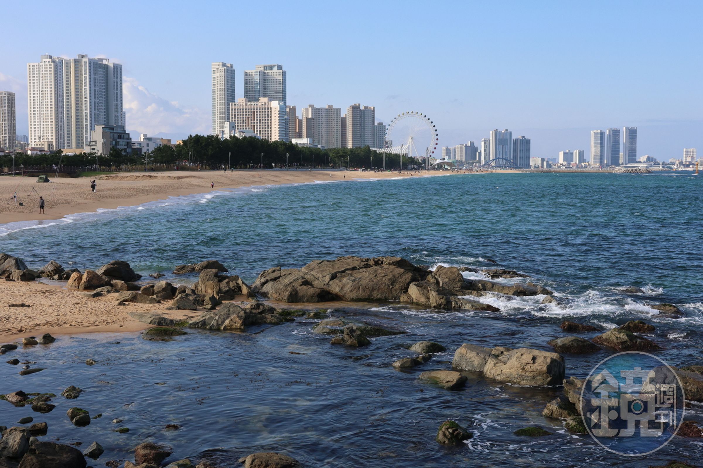 「束草海水浴場」彎月形的海岸。