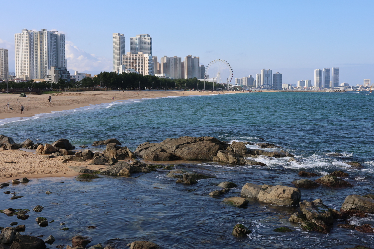 「束草海水浴場」彎月形的海岸。