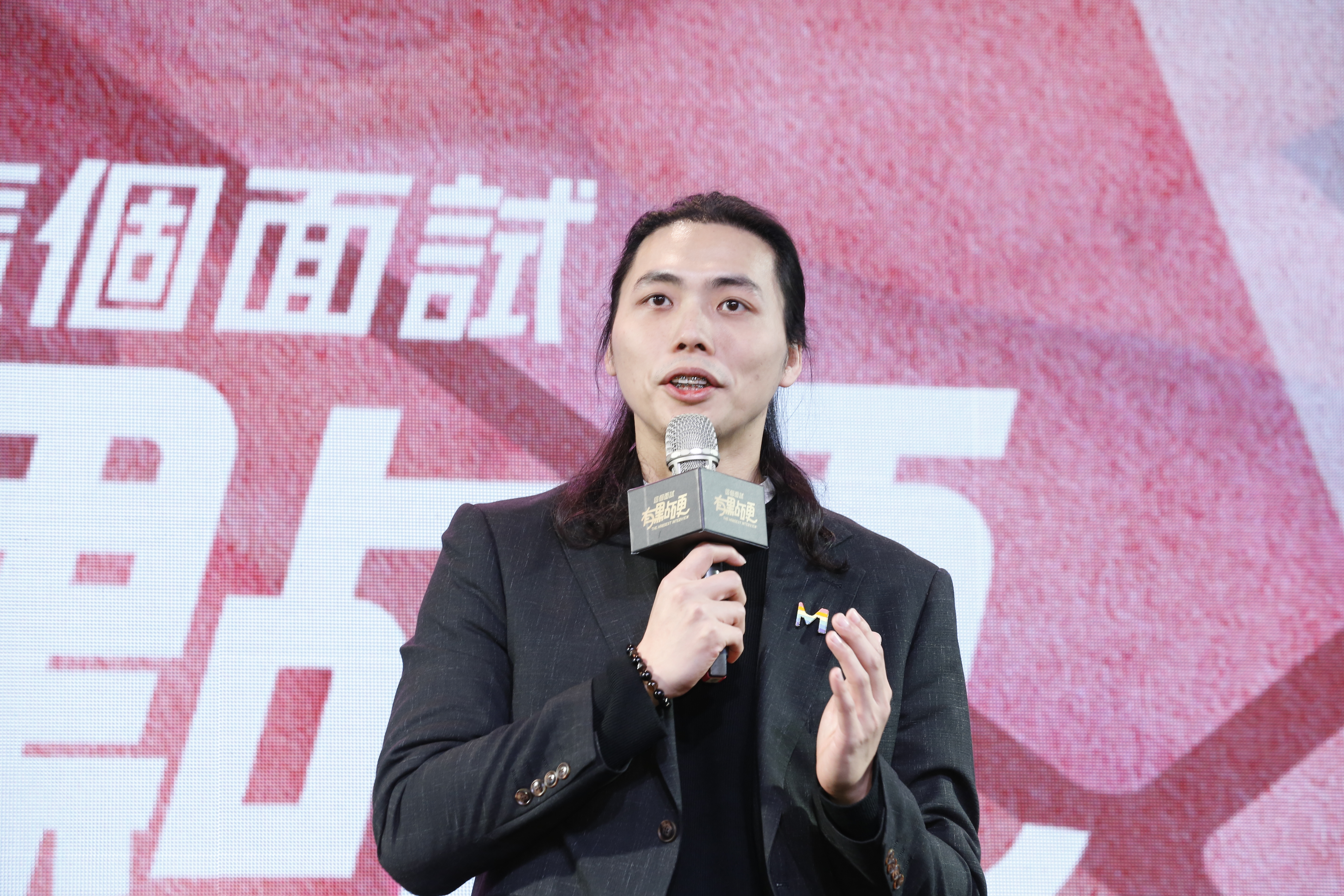 麻豆傳媒製作總監迪倫介紹遊戲《這個面試有點硬》。