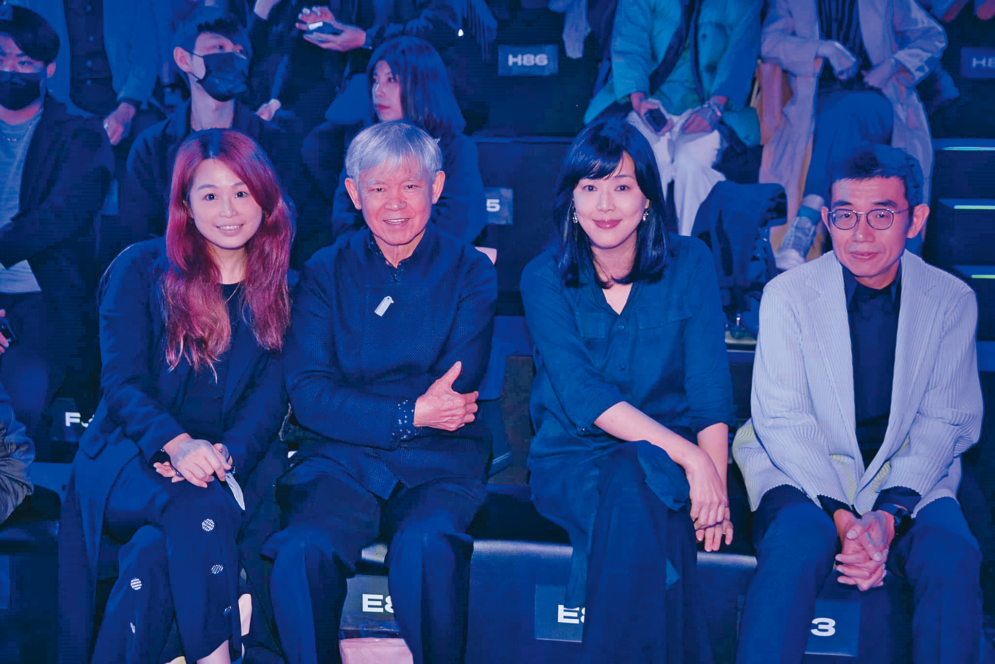 身兼台北時尚協會創會理事長，孫正華（右二）偶爾會出席設計相關的專題講座。（翻攝自孫正華臉書）