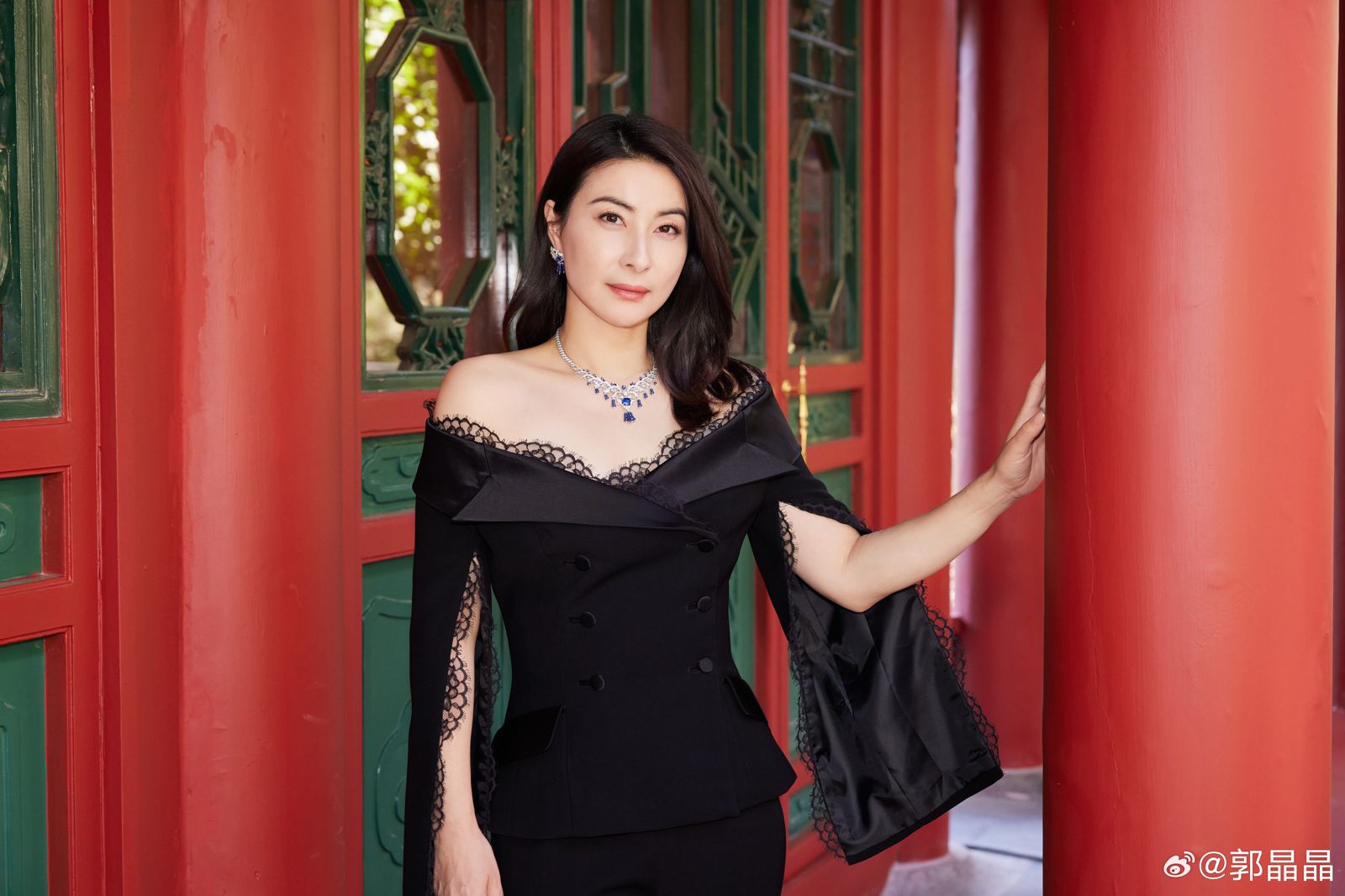 郭晶晶偶爾也會盛裝出席公開活動，換上黑色禮服搭配珠寶，與平時低調樸素的打扮形成反差。（翻攝郭晶晶微博）