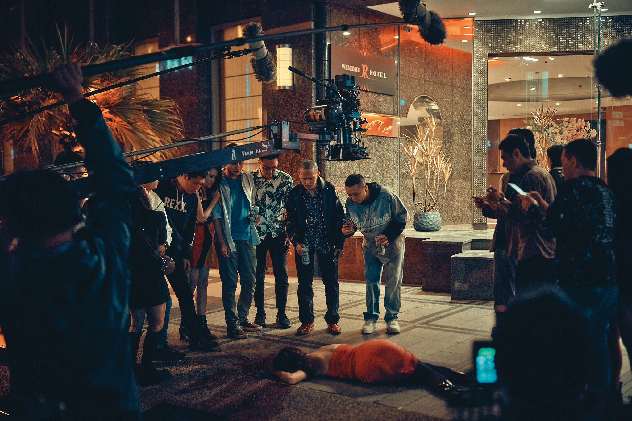 全劇以王渝萱（中間躺臥者）飾演的女記者墜樓事件為主軸。 （鏡文學提供）