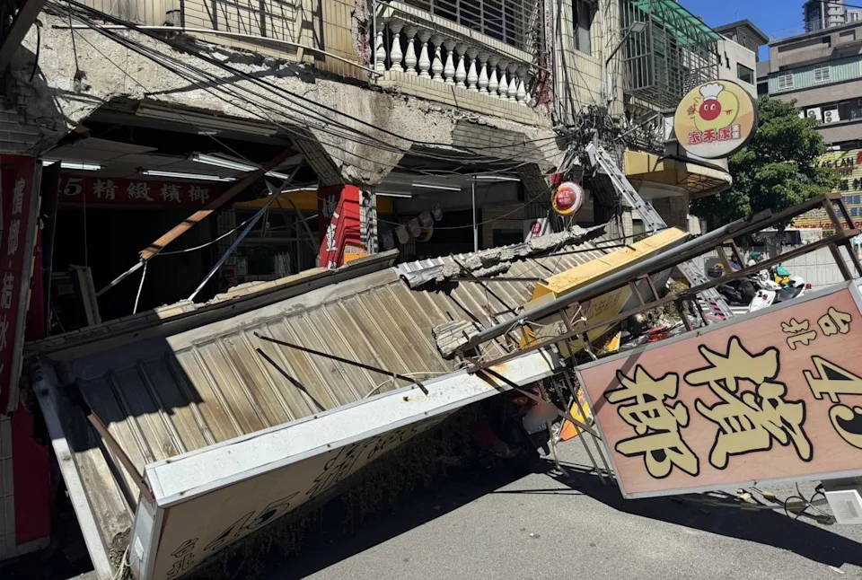 一間彩券行外牆雨遮與大型招牌，連同隔壁檳榔攤的招牌突然整片鬆脫墜落。（翻攝畫面）