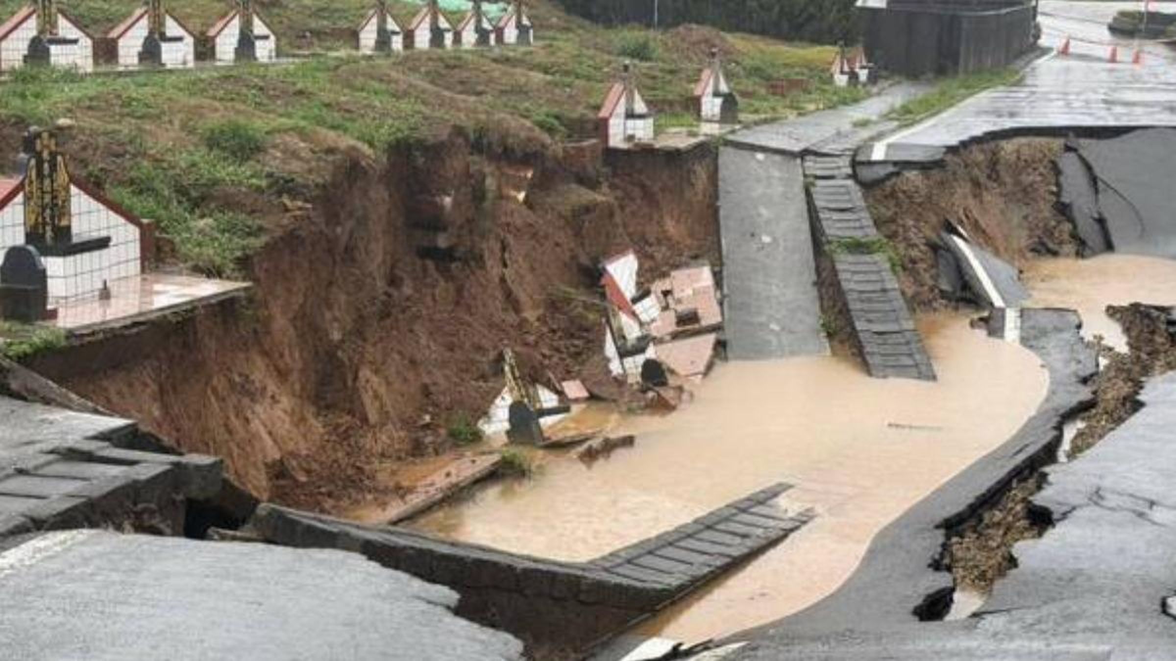 暴雨來襲!桃園蘆竹墓園道路坍陷,蘆竹生命紀念園區災情曝光。(蘆竹區公所提供)