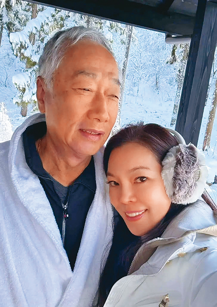 偶爾曾馨瑩（右）會曬郭台銘（左）的恩愛，今年初兩人把握時間，與家人一同前往日本滑雪、旅行。（翻攝自曾馨瑩IG）