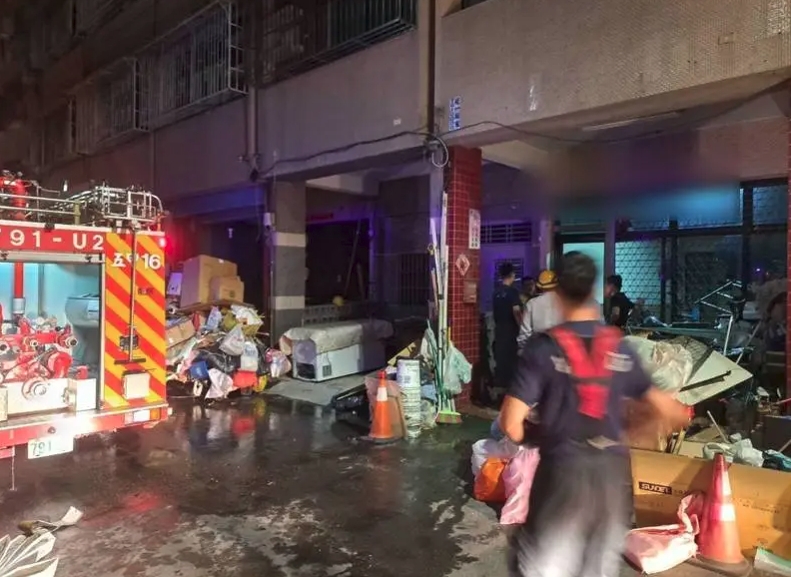 同住的叔姪在火警發生前一刻，姪子曾因不滿叔叔在家中堆放雜物而爆發口角。（翻攝畫面）