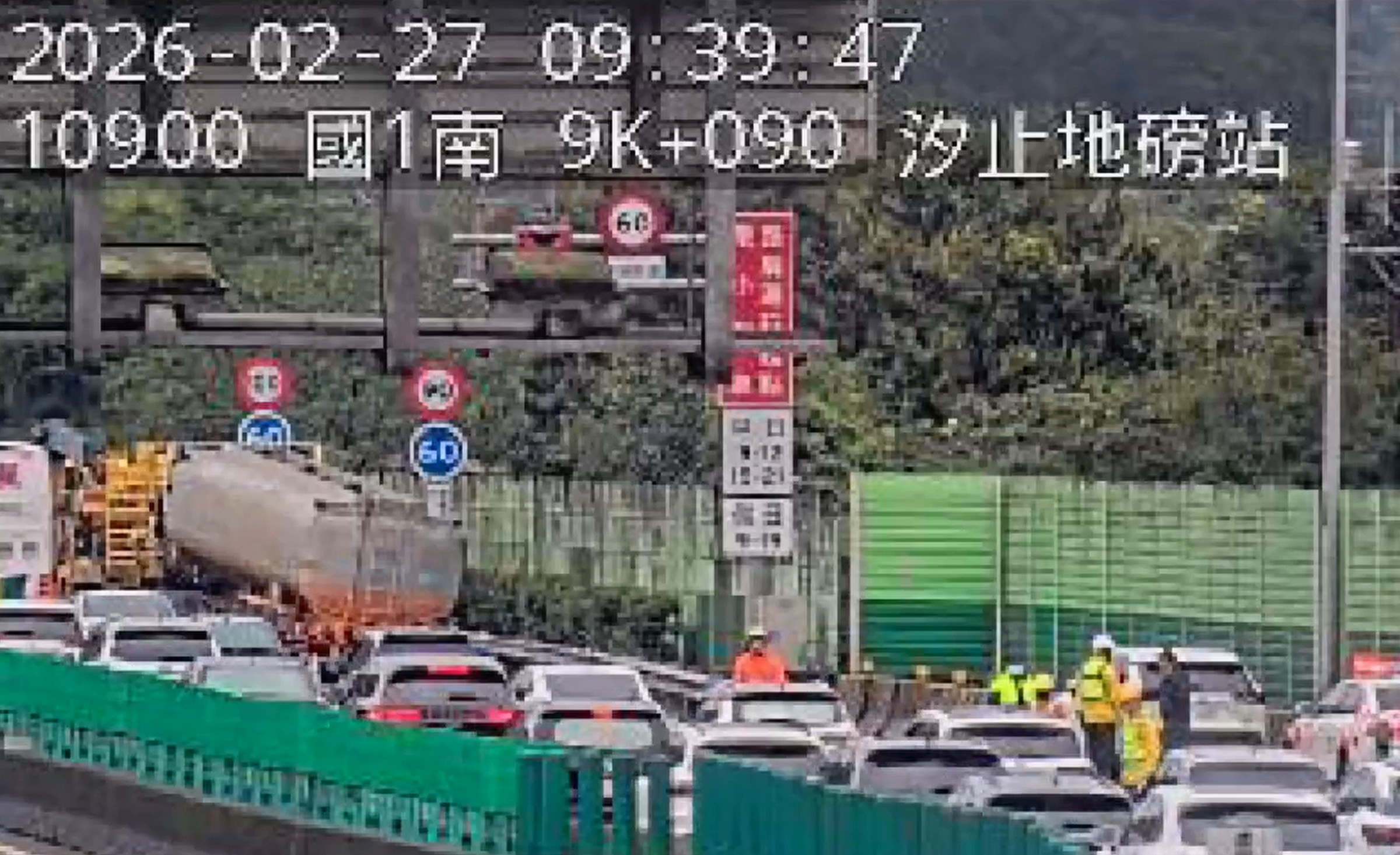 由於相關單位要先移置危險物品作業,才能進行拖吊,導致國道該路段嚴重回堵6公里。(翻攝畫面)