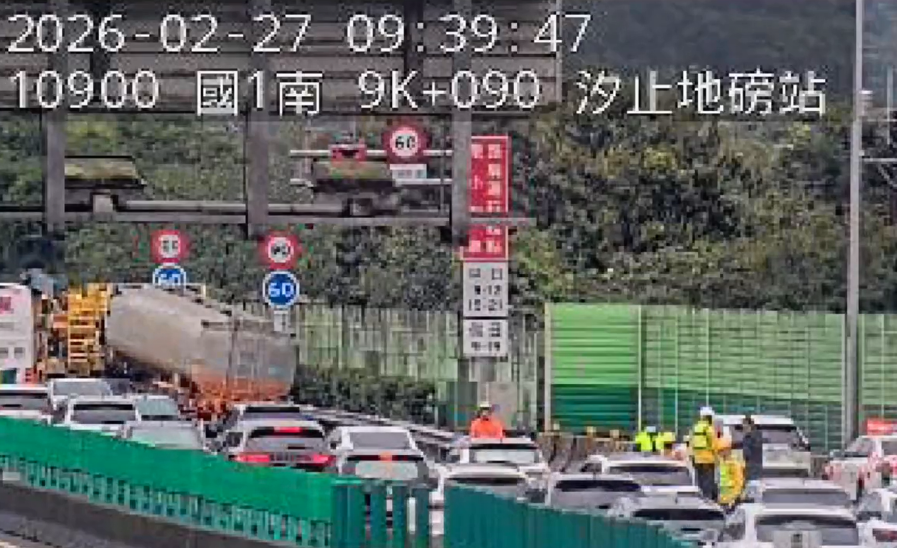 由於相關單位要先移置危險物品作業,才能進行拖吊,導致國道該路段嚴重回堵6公里。(翻攝畫面)