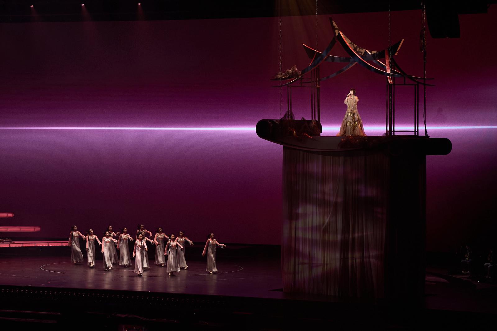 江蕙在演唱會中，委請SHIATZY CHEN夏姿・陳打造兩套服裝。（寬宏藝術提供）