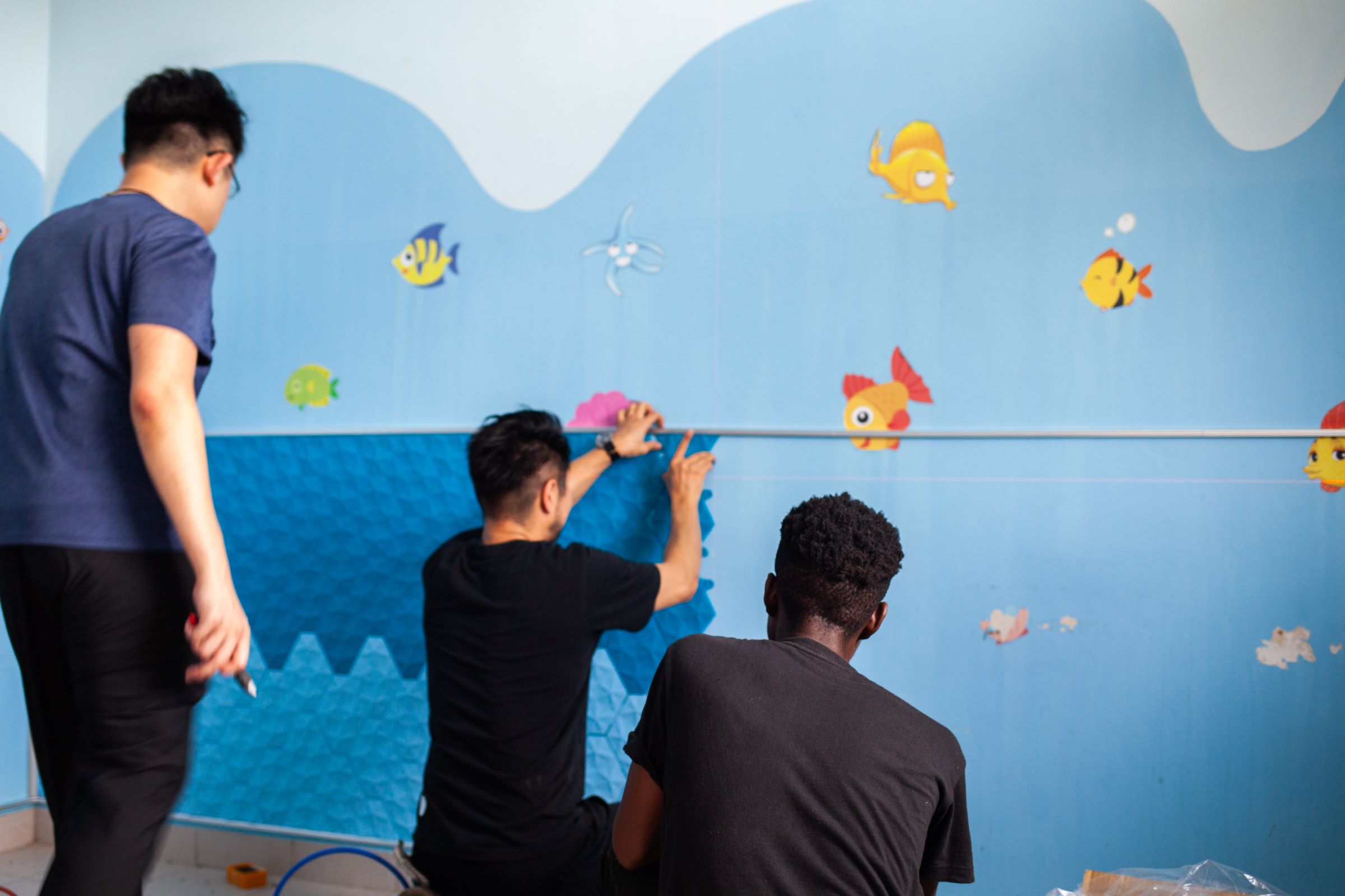 COVID-19疫情爆發時，小智研發運用回收材料打造過93床的模組化防疫病房。這次更利用此一技術幫莫三比克蓋非洲首座抗菌兒童癌症中心。（小智研發提供）