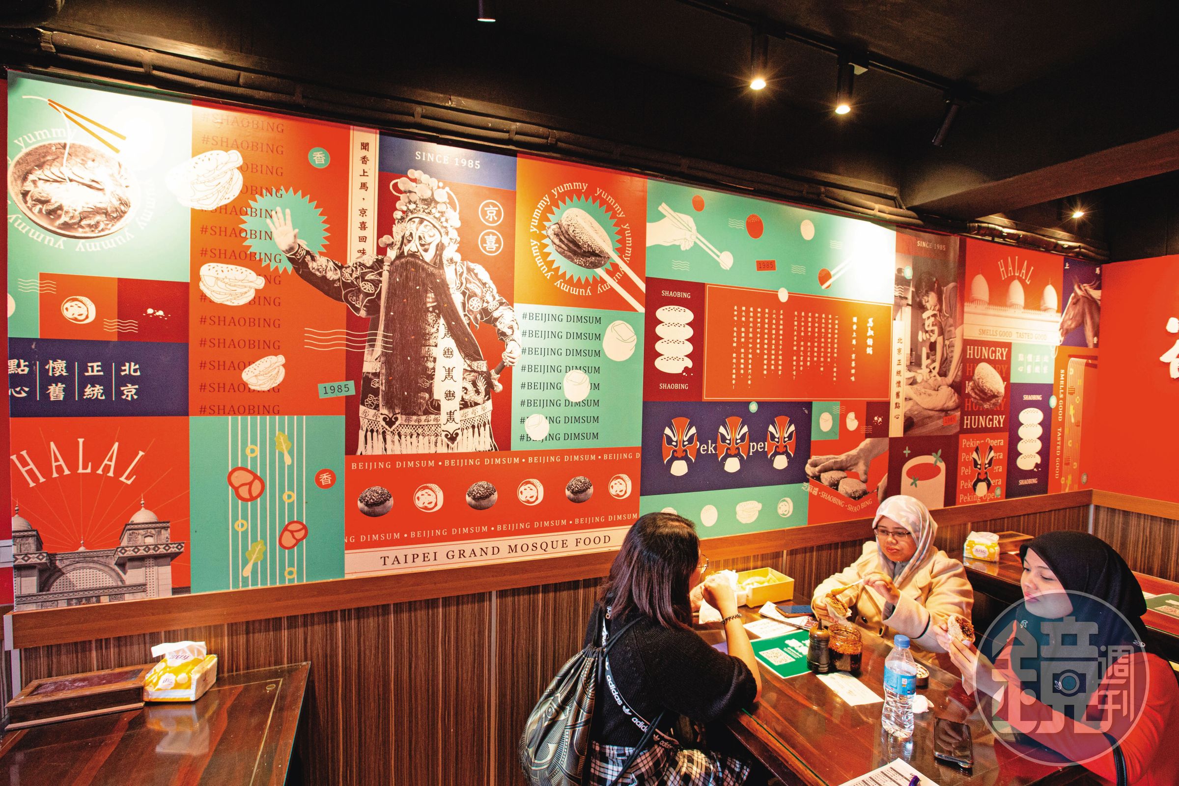 早上9點店裡就有外國回教徒來店，馬光耀解釋他們經常將燒餅夾牛肉當早餐。