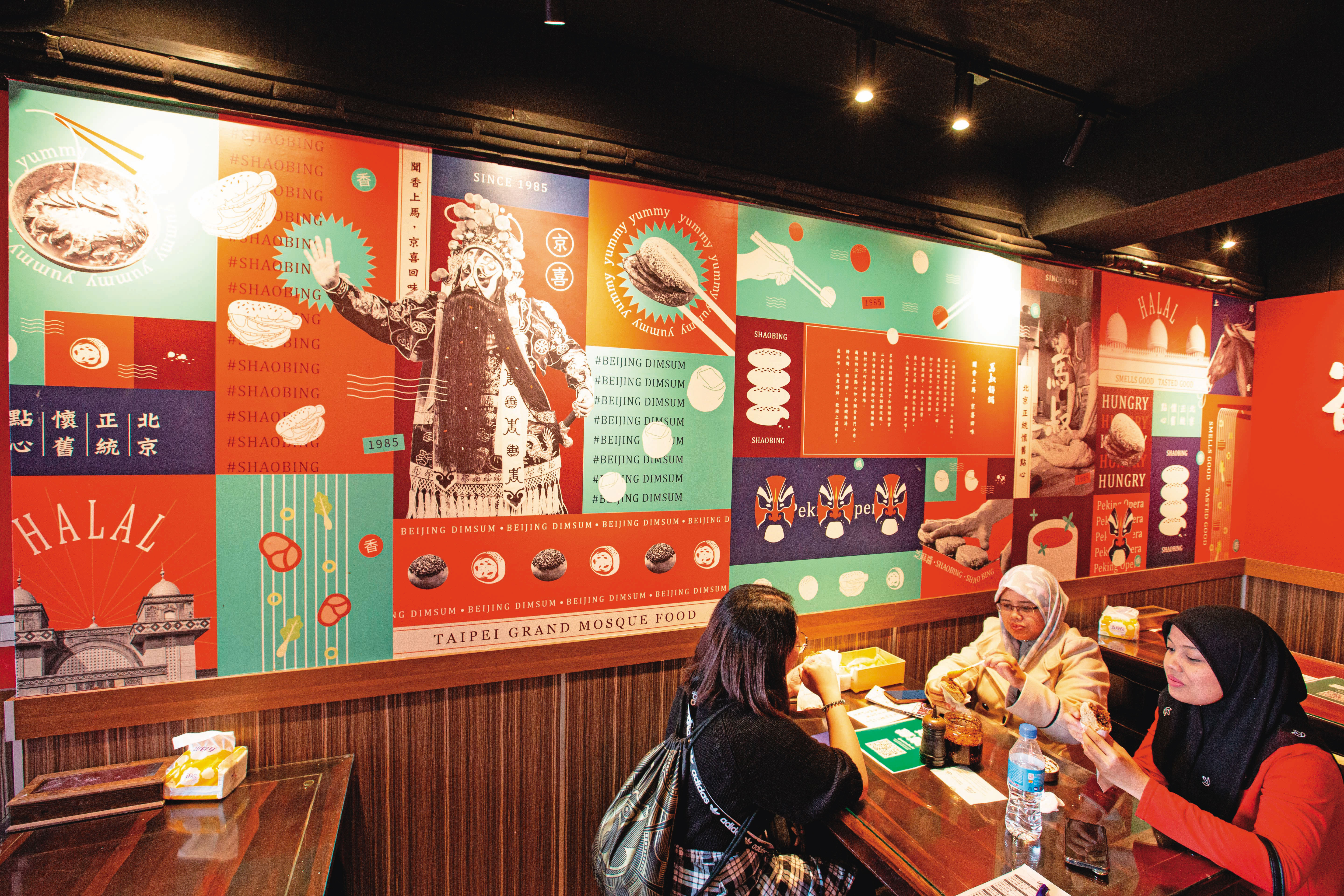 早上9點店裡就有外國回教徒來店,馬光耀解釋他們經常將燒餅夾牛肉當早餐。